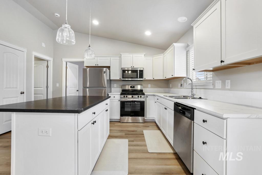 1113 Meadow Lake Loop, Buhl, Idaho 83316, 4 Bedrooms, 2 Bathrooms, Residential For Sale, Price $375,000,MLS 98972481