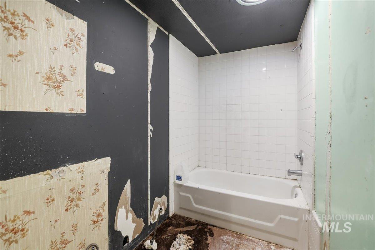 365 NE 4th st, Ontario, Oregon 97914, 3 Bedrooms, 2 Bathrooms, Residential For Sale, Price $99,900,MLS 98972506