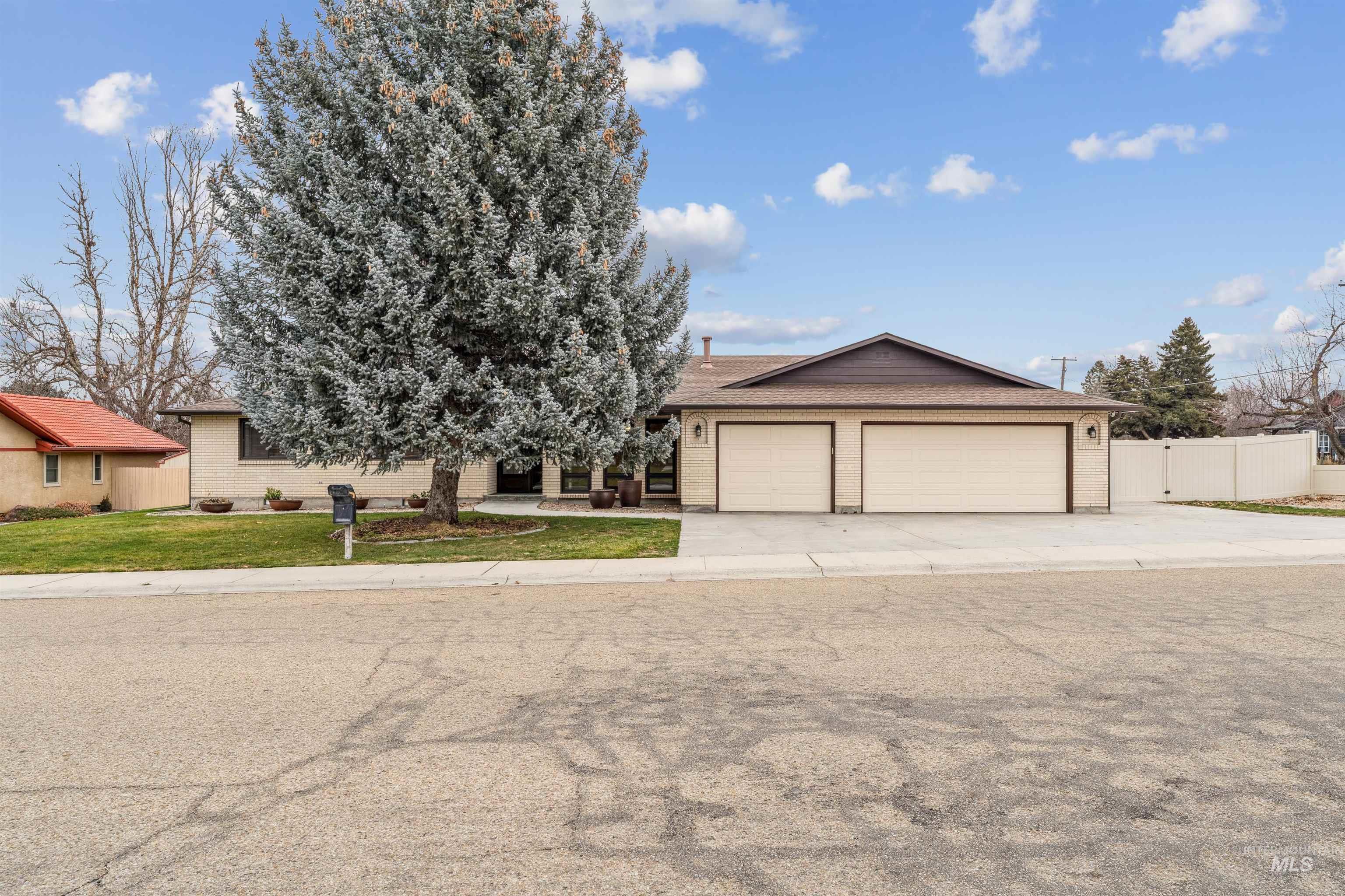 2421 Airport Ave., Caldwell, Idaho 83605, 3 Bedrooms, 2.5 Bathrooms, Residential For Sale, Price $465,000,MLS 98972526