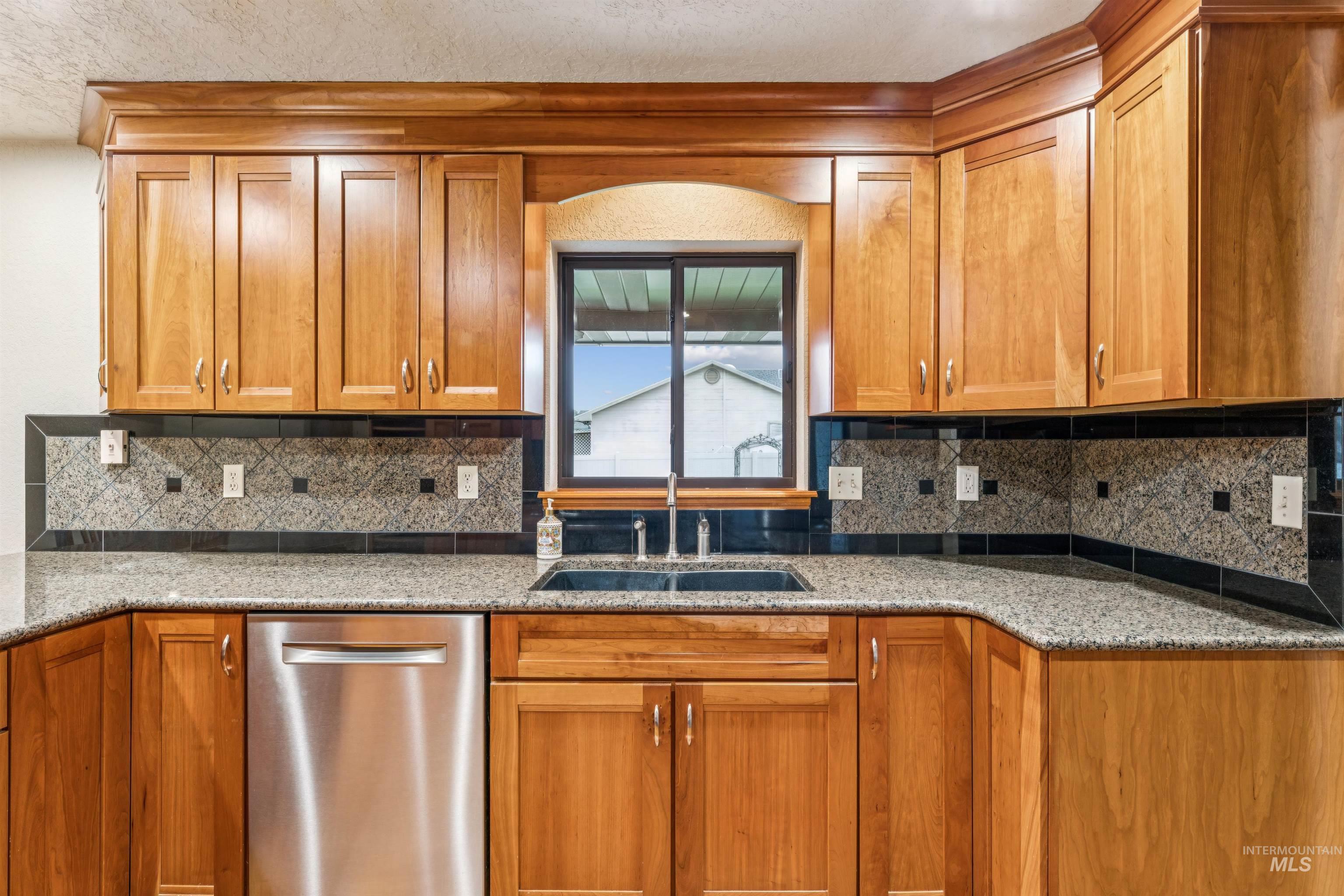 2421 Airport Ave., Caldwell, Idaho 83605, 3 Bedrooms, 2.5 Bathrooms, Residential For Sale, Price $465,000,MLS 98972526