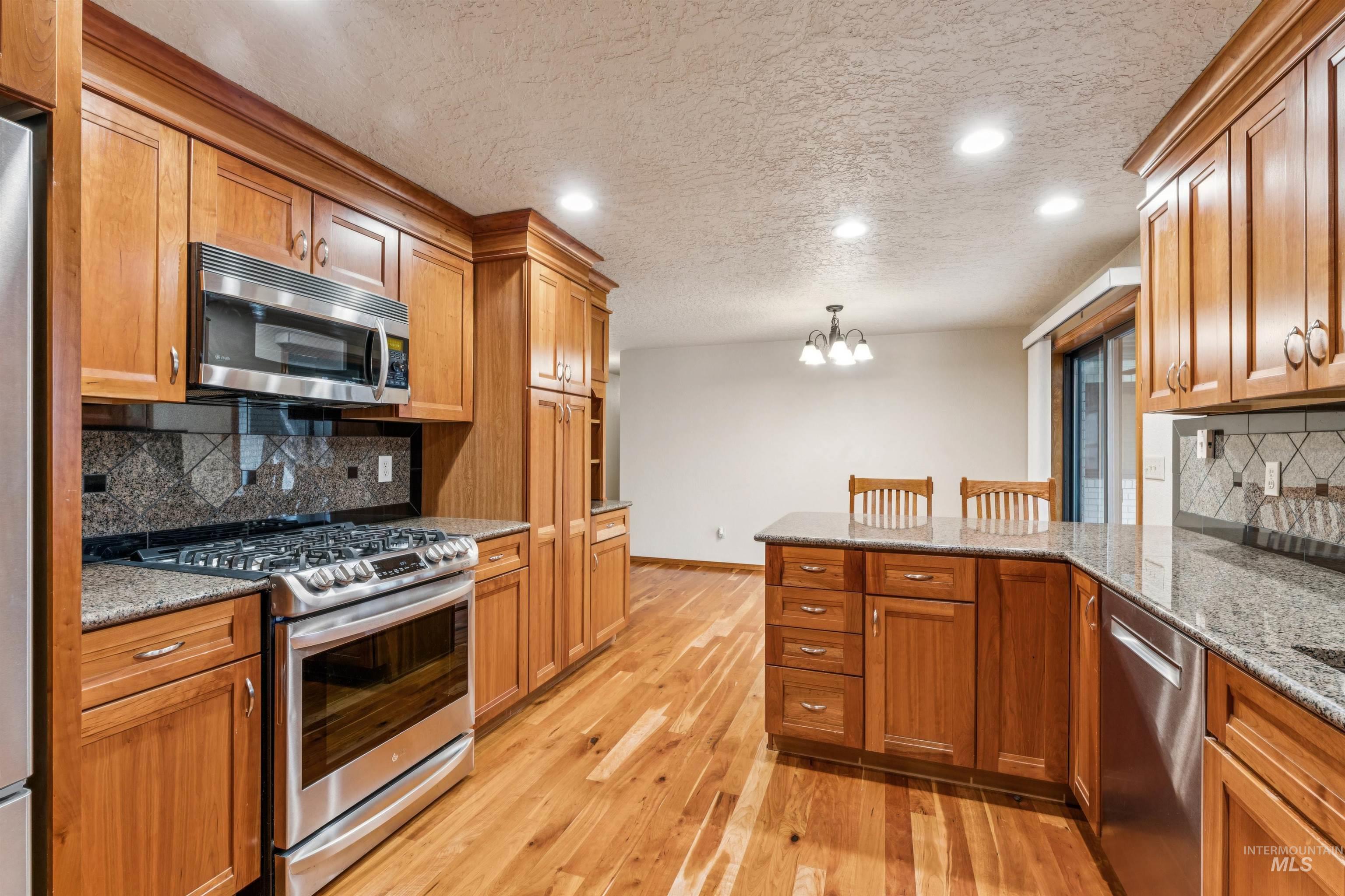 2421 Airport Ave., Caldwell, Idaho 83605, 3 Bedrooms, 2.5 Bathrooms, Residential For Sale, Price $465,000,MLS 98972526