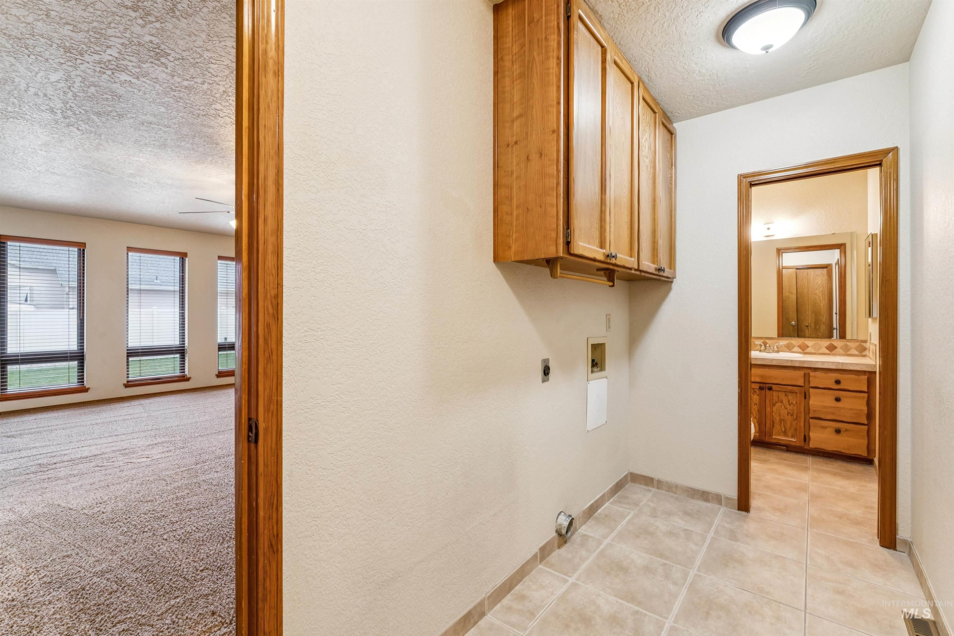 2421 Airport Ave., Caldwell, Idaho 83605, 3 Bedrooms, 2.5 Bathrooms, Residential For Sale, Price $465,000,MLS 98972526