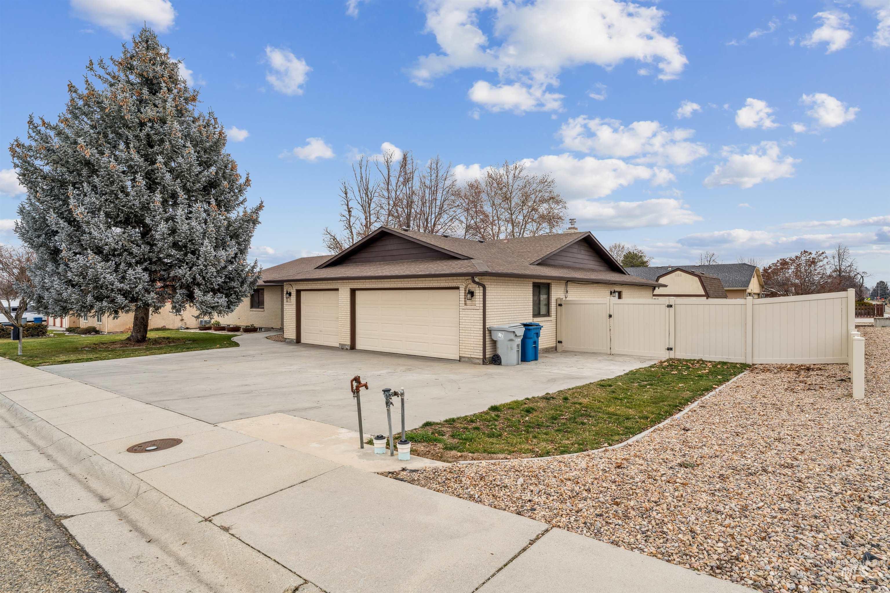 2421 Airport Ave., Caldwell, Idaho 83605, 3 Bedrooms, 2.5 Bathrooms, Residential For Sale, Price $465,000,MLS 98972526