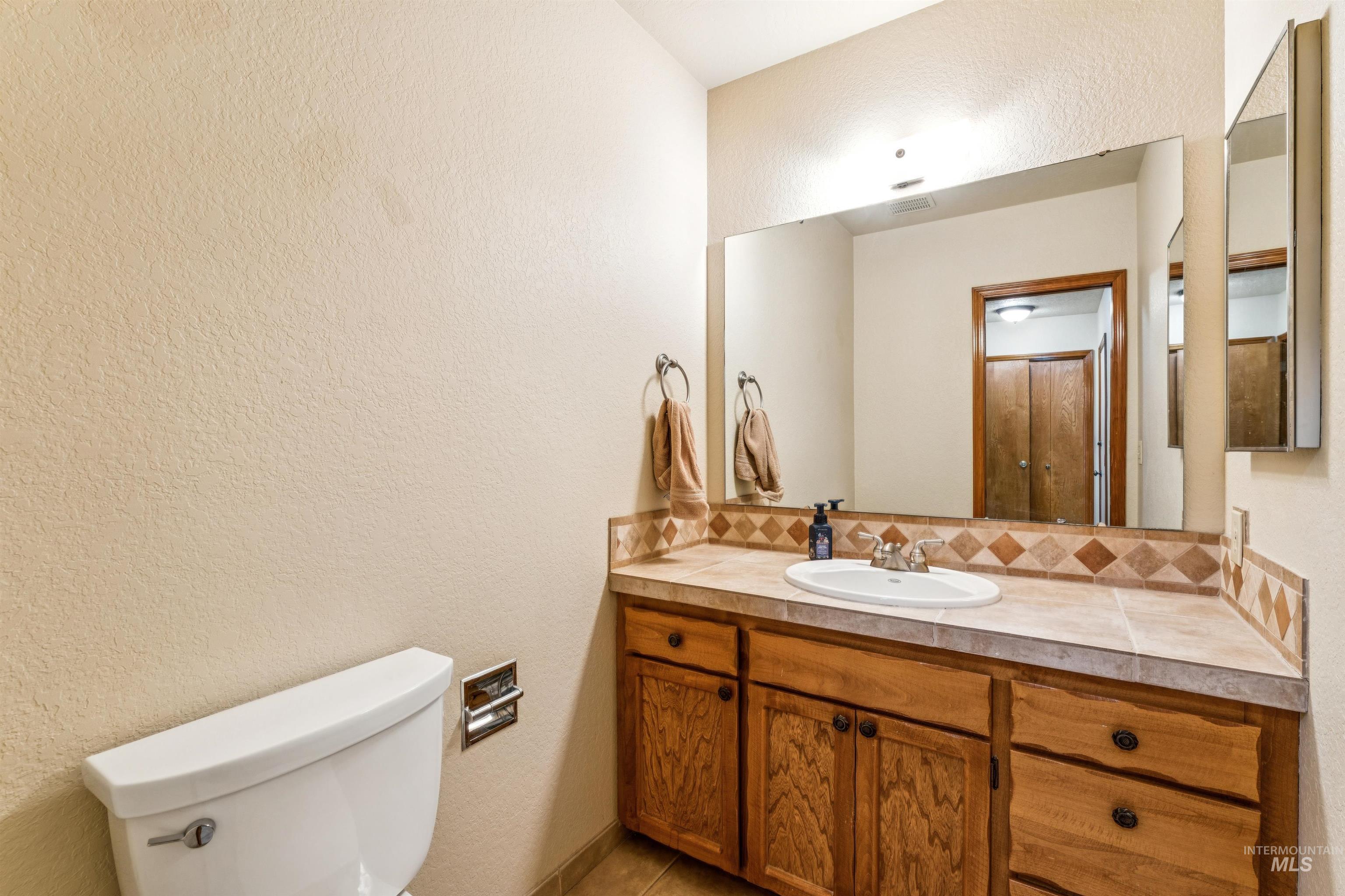 2421 Airport Ave., Caldwell, Idaho 83605, 3 Bedrooms, 2.5 Bathrooms, Residential For Sale, Price $465,000,MLS 98972526