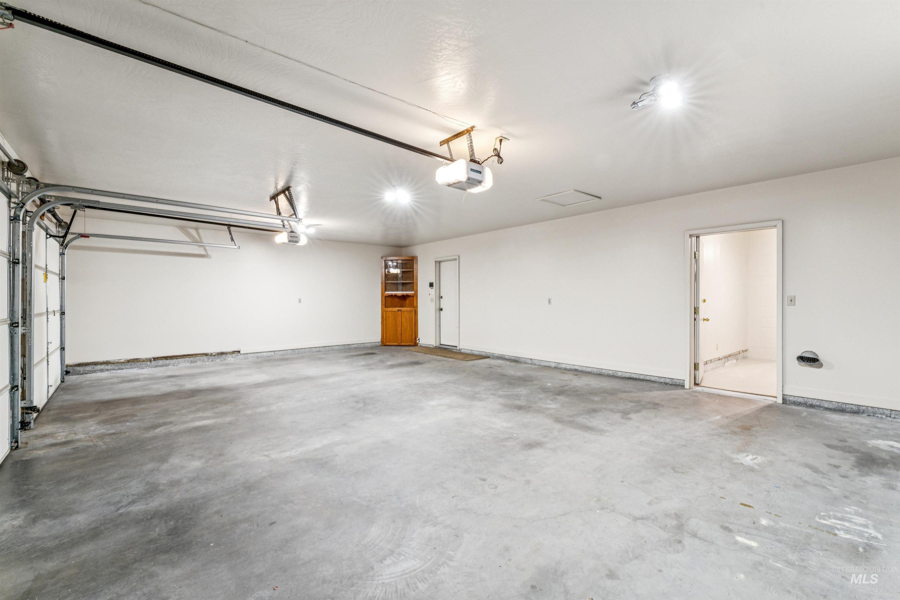 2421 Airport Ave., Caldwell, Idaho 83605, 3 Bedrooms, 2.5 Bathrooms, Residential For Sale, Price $465,000,MLS 98972526