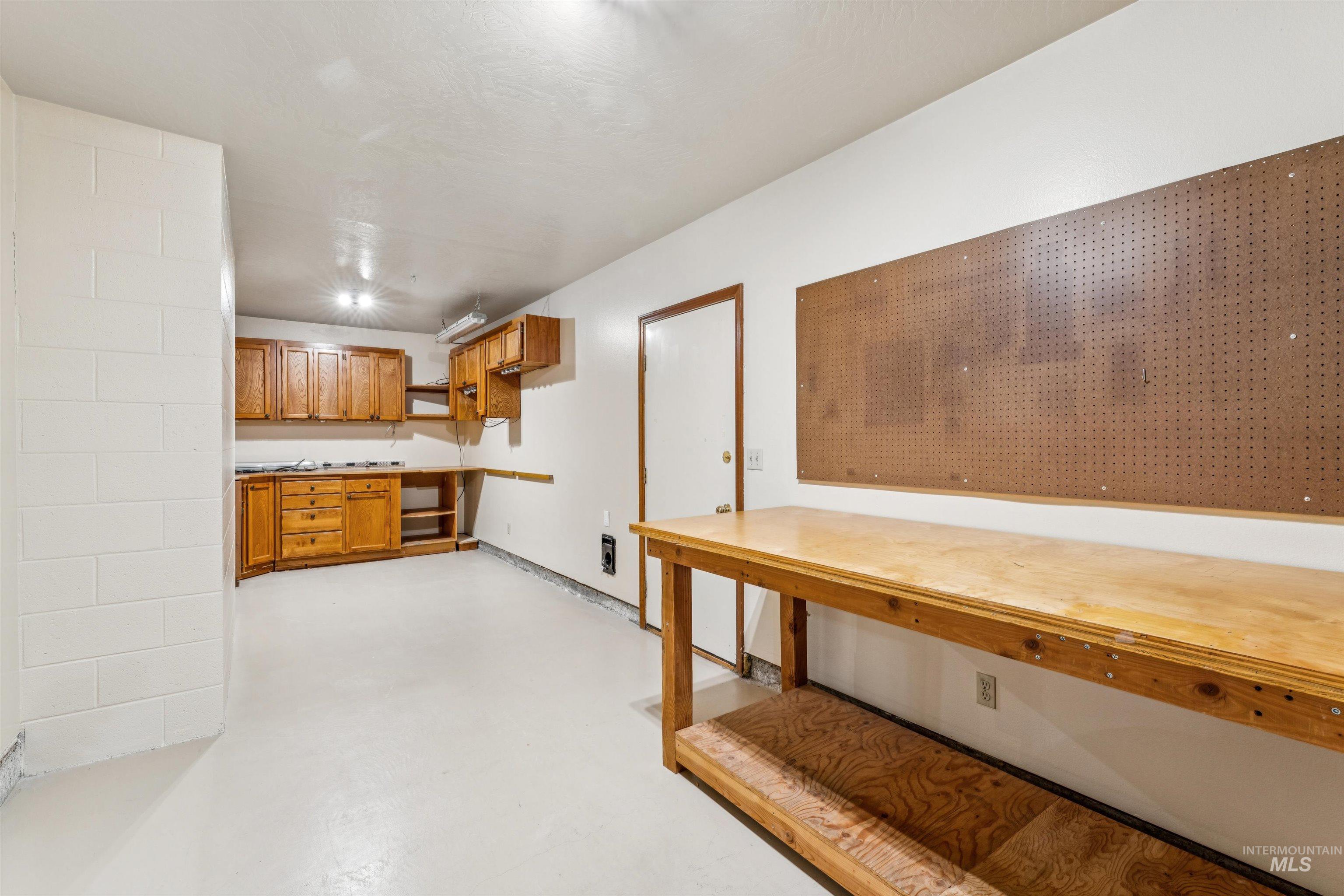 2421 Airport Ave., Caldwell, Idaho 83605, 3 Bedrooms, 2.5 Bathrooms, Residential For Sale, Price $465,000,MLS 98972526