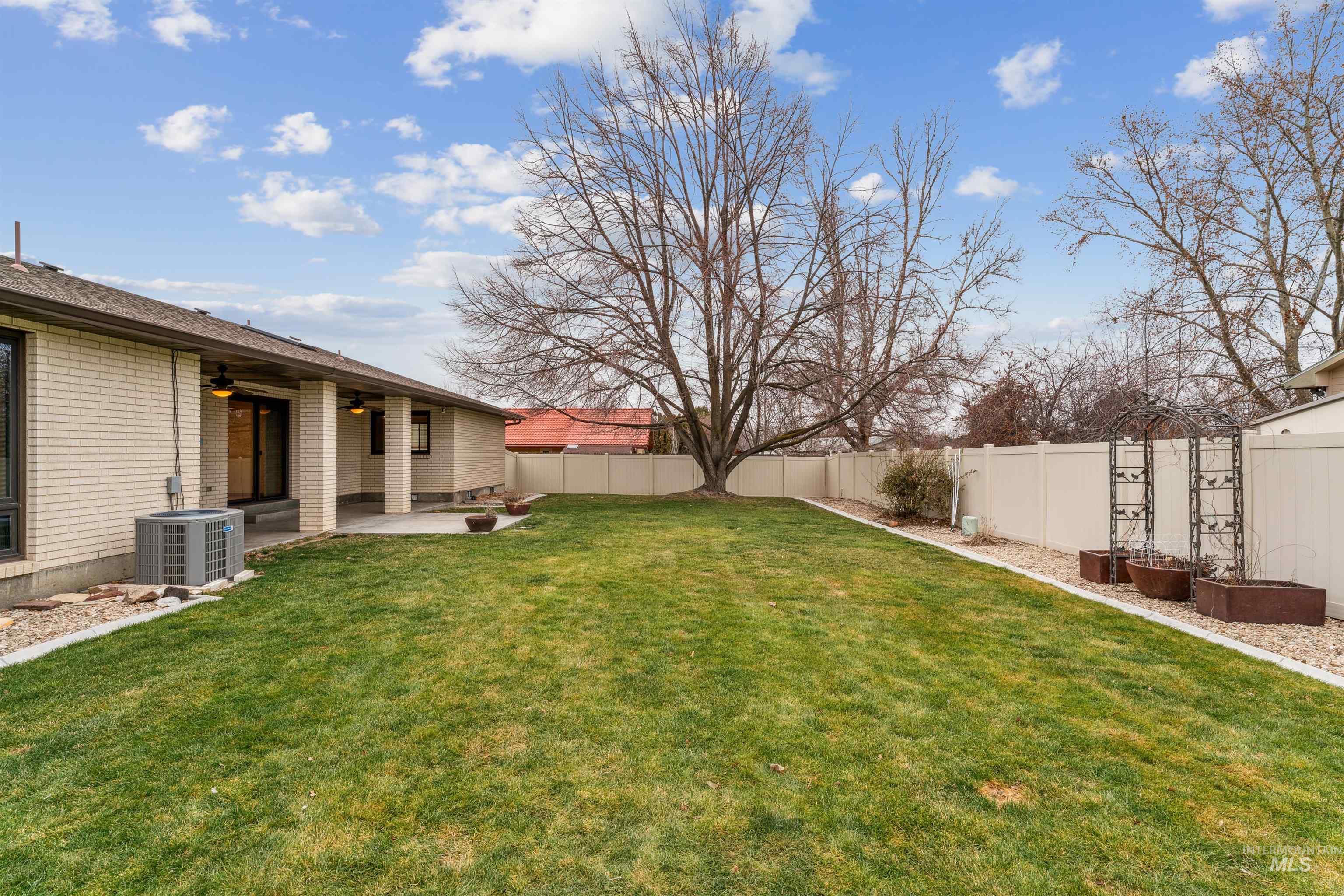 2421 Airport Ave., Caldwell, Idaho 83605, 3 Bedrooms, 2.5 Bathrooms, Residential For Sale, Price $465,000,MLS 98972526