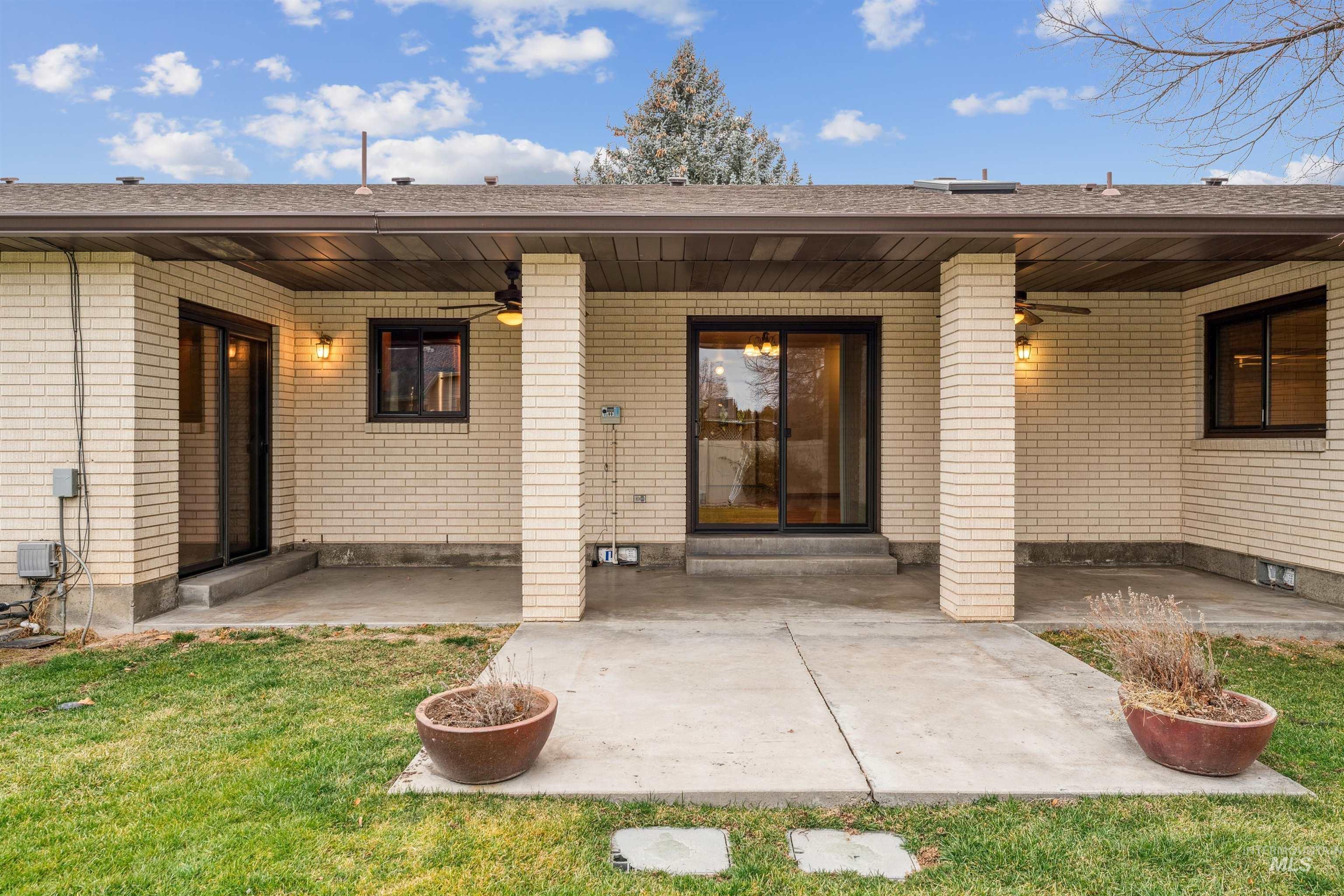 2421 Airport Ave., Caldwell, Idaho 83605, 3 Bedrooms, 2.5 Bathrooms, Residential For Sale, Price $465,000,MLS 98972526