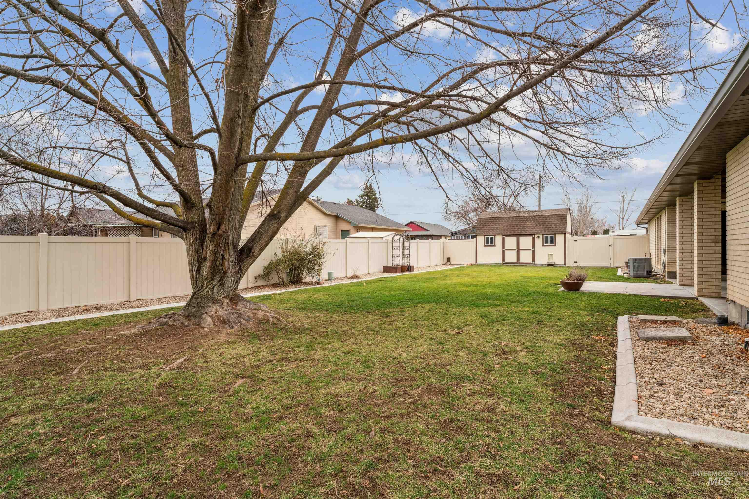 2421 Airport Ave., Caldwell, Idaho 83605, 3 Bedrooms, 2.5 Bathrooms, Residential For Sale, Price $465,000,MLS 98972526