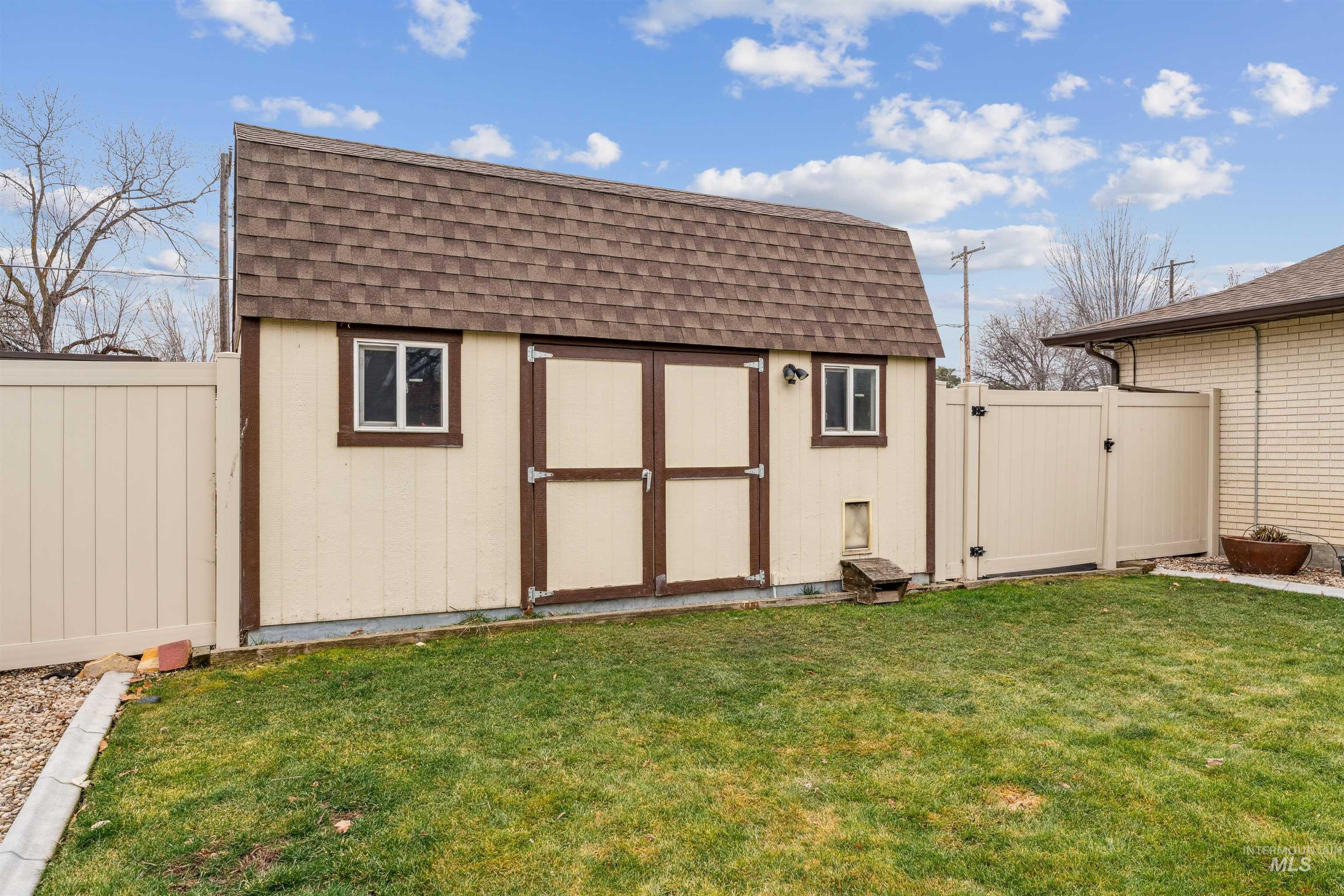 2421 Airport Ave., Caldwell, Idaho 83605, 3 Bedrooms, 2.5 Bathrooms, Residential For Sale, Price $465,000,MLS 98972526
