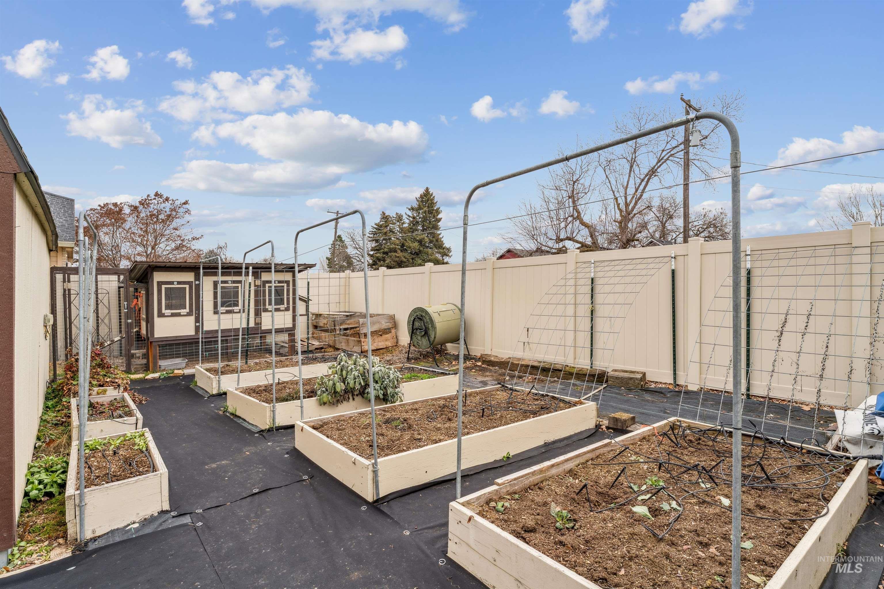 2421 Airport Ave., Caldwell, Idaho 83605, 3 Bedrooms, 2.5 Bathrooms, Residential For Sale, Price $465,000,MLS 98972526