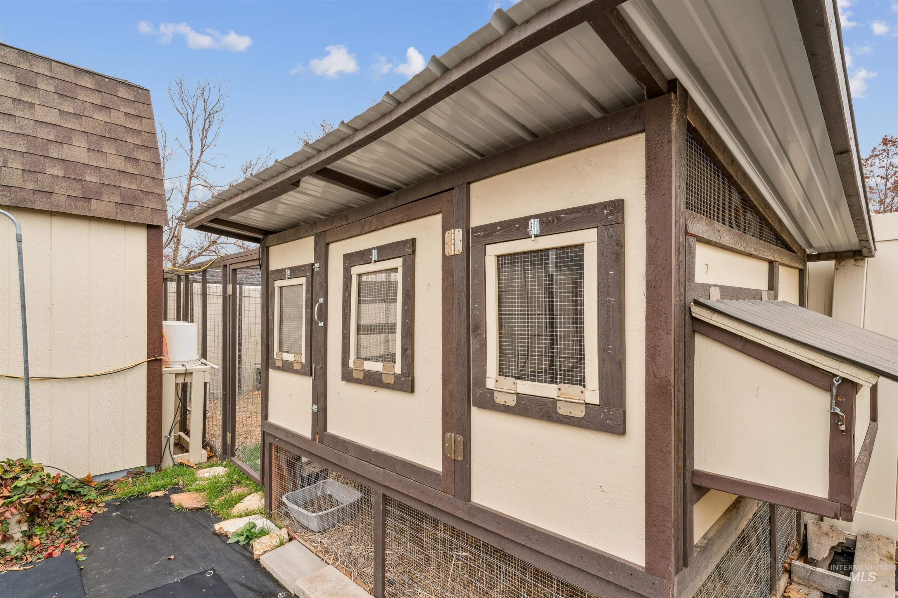 2421 Airport Ave., Caldwell, Idaho 83605, 3 Bedrooms, 2.5 Bathrooms, Residential For Sale, Price $465,000,MLS 98972526