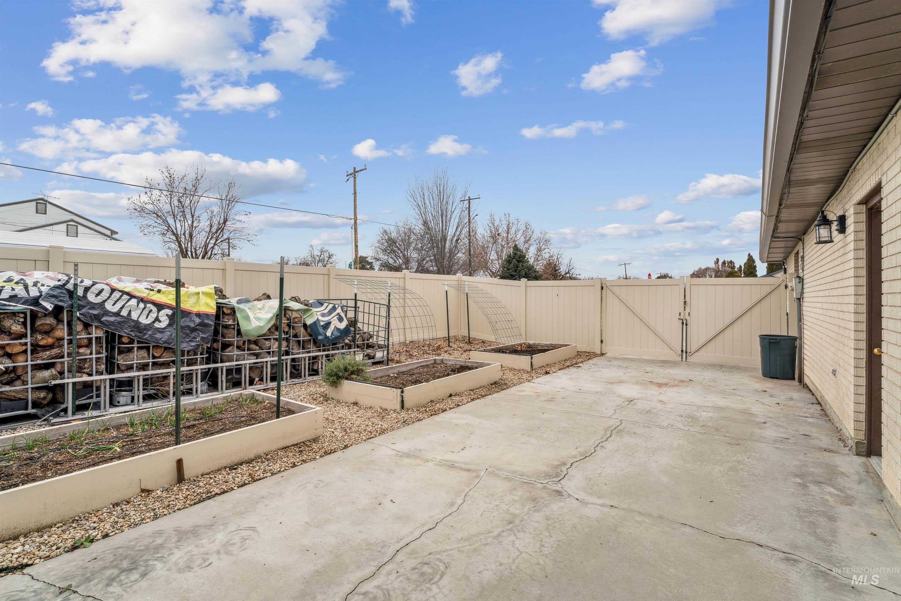 2421 Airport Ave., Caldwell, Idaho 83605, 3 Bedrooms, 2.5 Bathrooms, Residential For Sale, Price $465,000,MLS 98972526