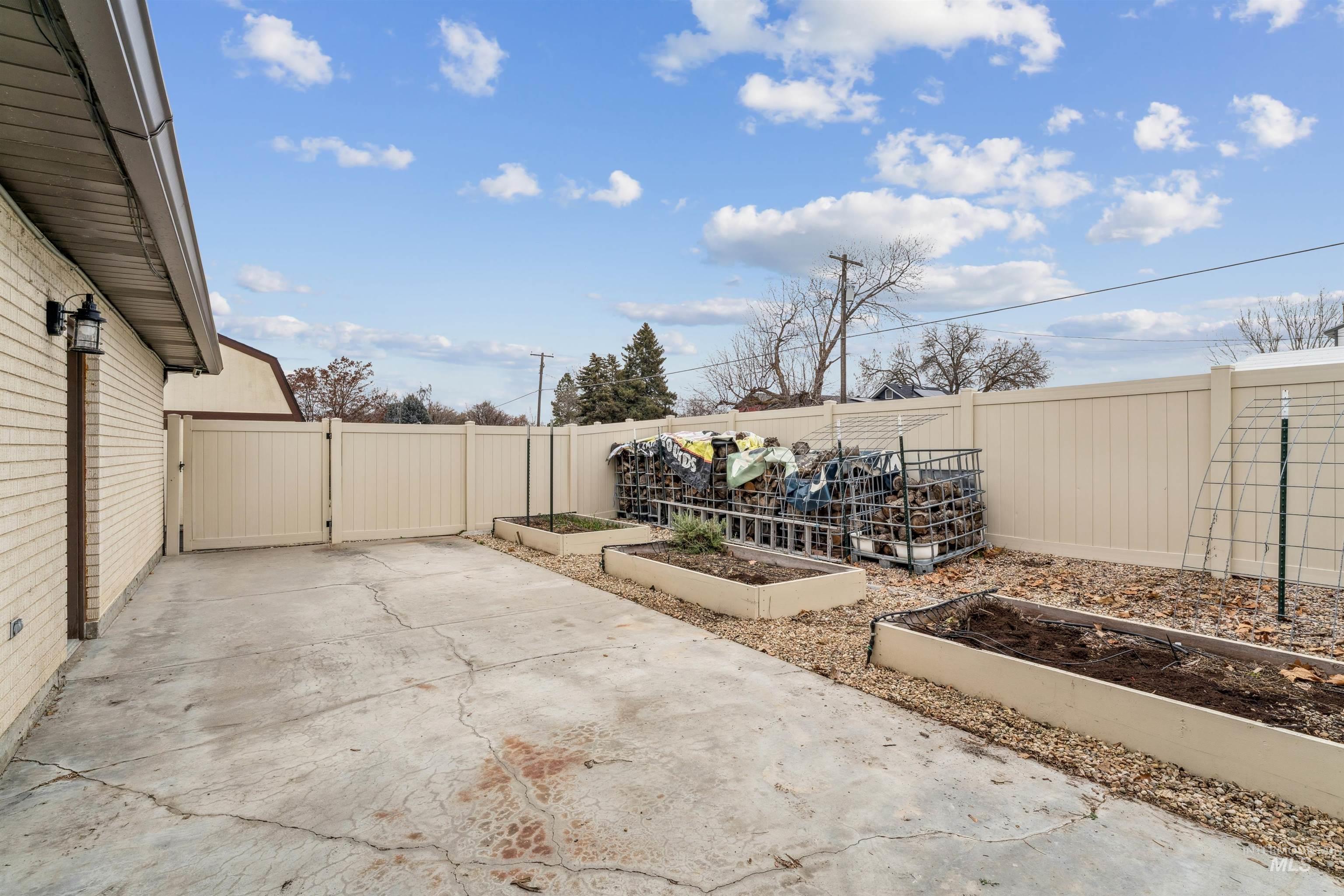 2421 Airport Ave., Caldwell, Idaho 83605, 3 Bedrooms, 2.5 Bathrooms, Residential For Sale, Price $465,000,MLS 98972526