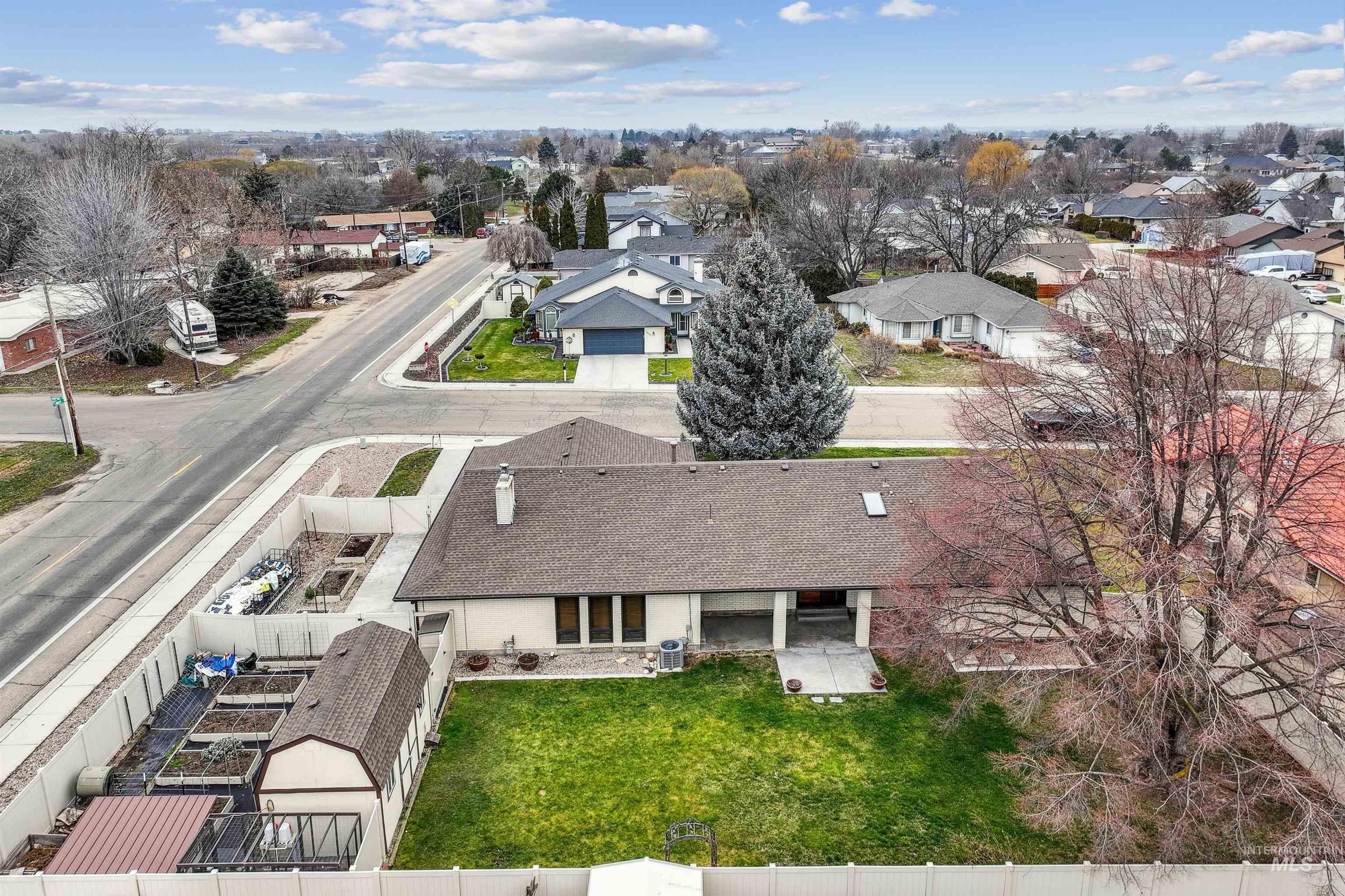 2421 Airport Ave., Caldwell, Idaho 83605, 3 Bedrooms, 2.5 Bathrooms, Residential For Sale, Price $465,000,MLS 98972526