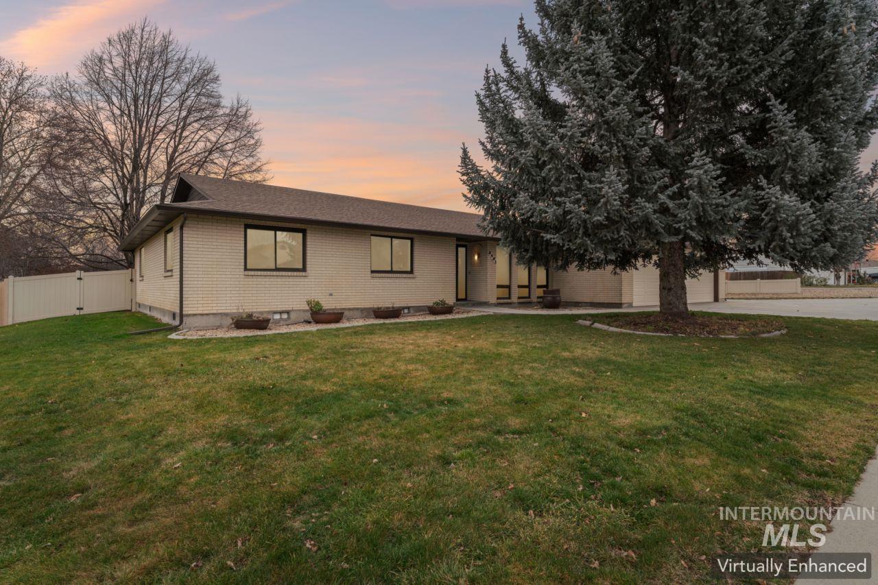 2421 Airport Ave., Caldwell, Idaho 83605, 3 Bedrooms, 2.5 Bathrooms, Residential For Sale, Price $465,000,MLS 98972526