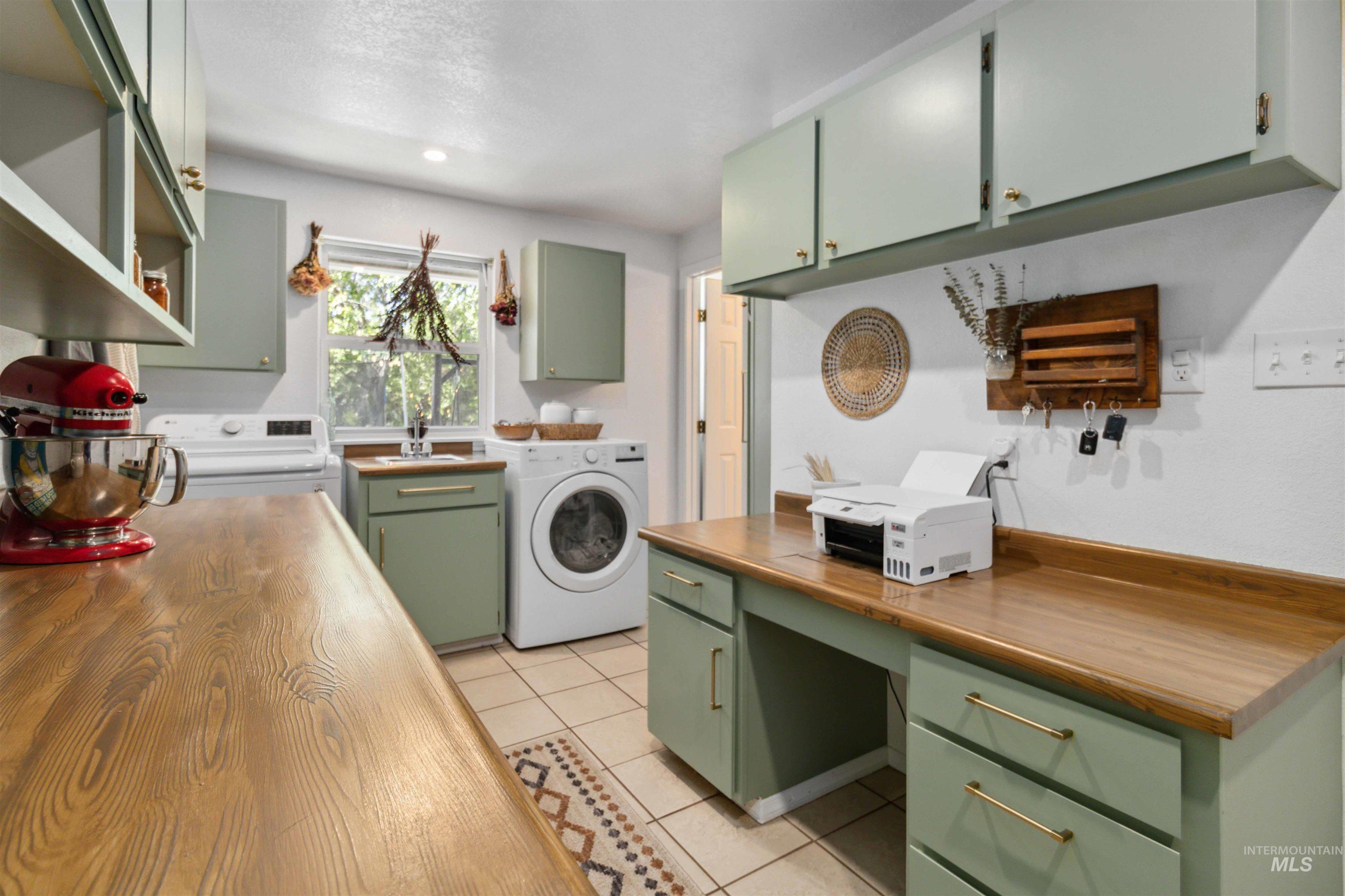 7985 S Cloverdale Rd., Boise, Idaho 83709, 5 Bedrooms, 4 Bathrooms, Residential For Sale, Price $977,000,MLS 98972537