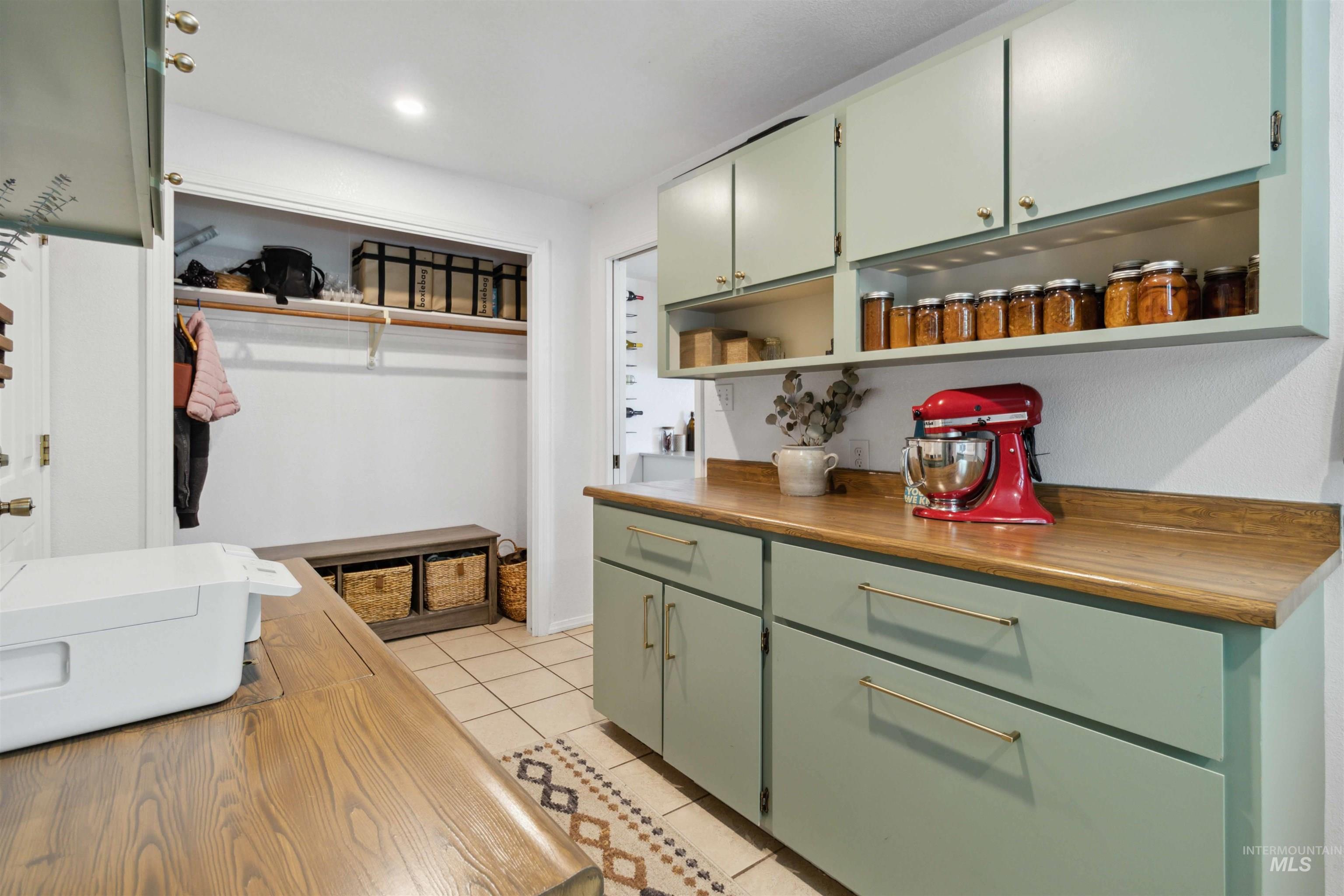 7985 S Cloverdale Rd., Boise, Idaho 83709, 5 Bedrooms, 4 Bathrooms, Residential For Sale, Price $977,000,MLS 98972537