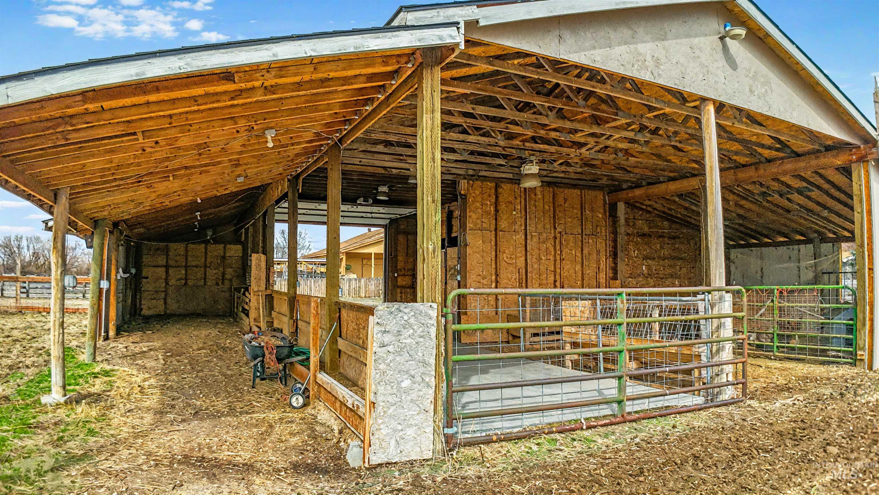 7985 S Cloverdale Rd., Boise, Idaho 83709, 5 Bedrooms, 4 Bathrooms, Residential For Sale, Price $977,000,MLS 98972537