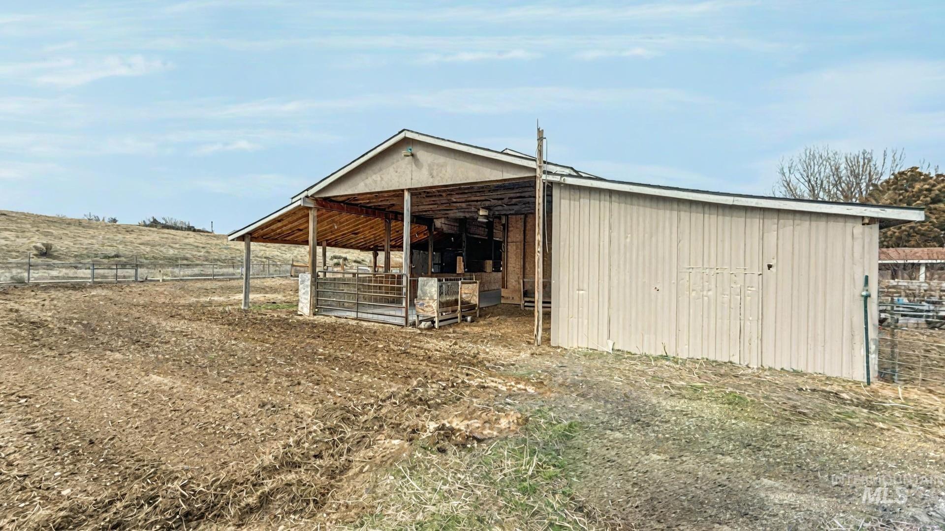 7985 S Cloverdale Rd., Boise, Idaho 83709, 5 Bedrooms, 4 Bathrooms, Residential For Sale, Price $977,000,MLS 98972537