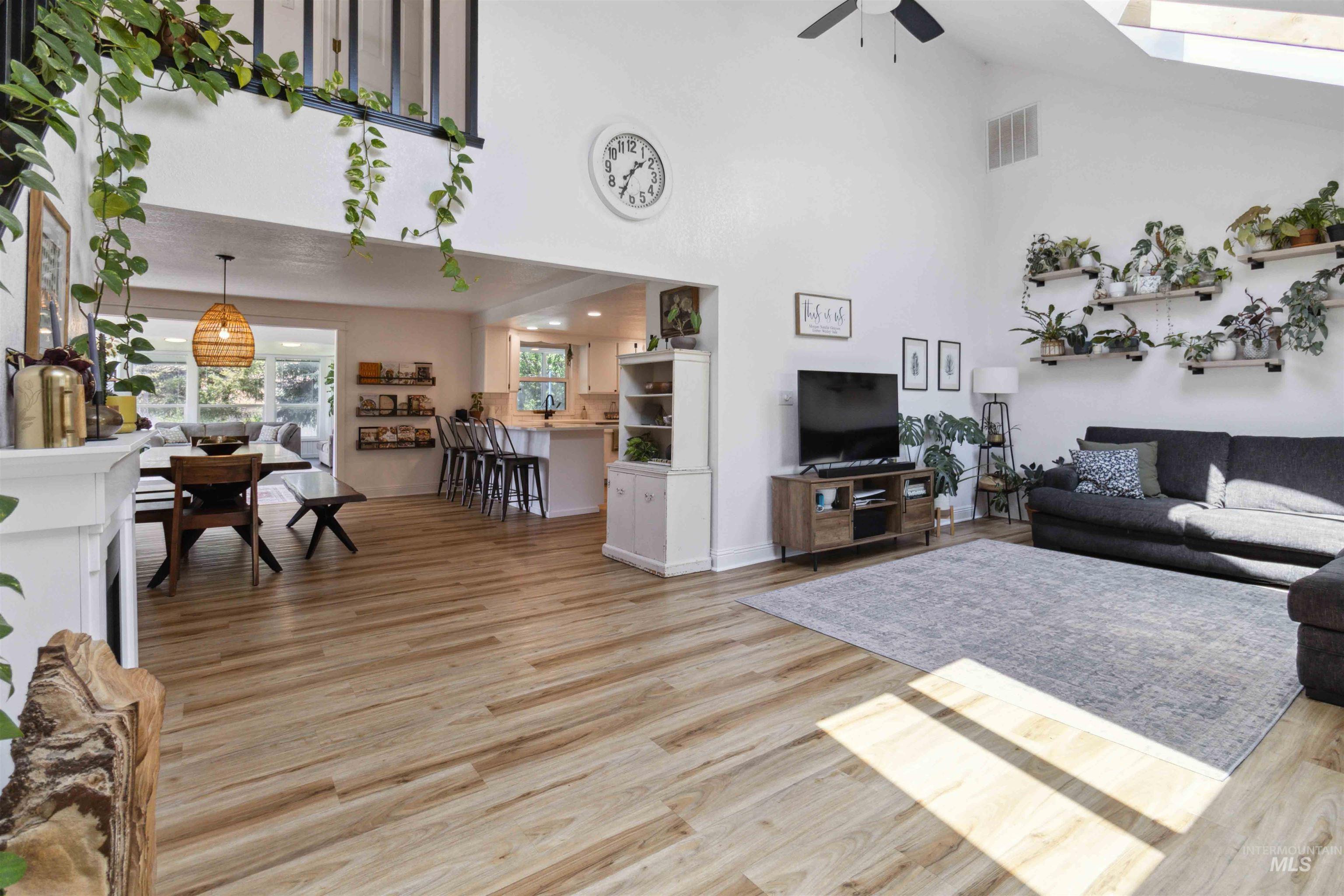 7985 S Cloverdale Rd., Boise, Idaho 83709, 5 Bedrooms, 4 Bathrooms, Residential For Sale, Price $977,000,MLS 98972537