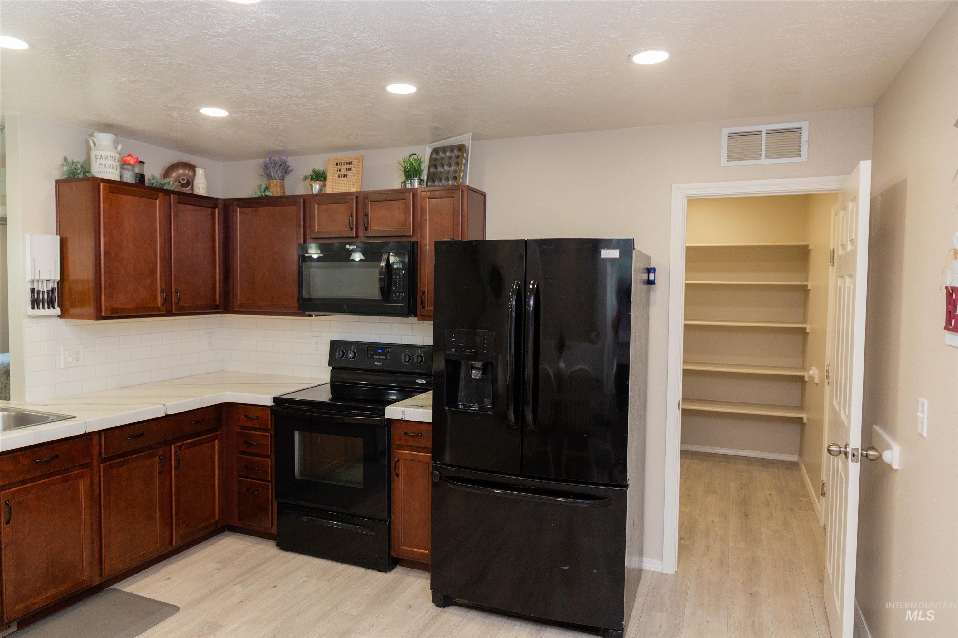 16919 Abram Ave., Caldwell, Idaho 83607, 3 Bedrooms, 2 Bathrooms, Residential For Sale, Price $359,000,MLS 98972538