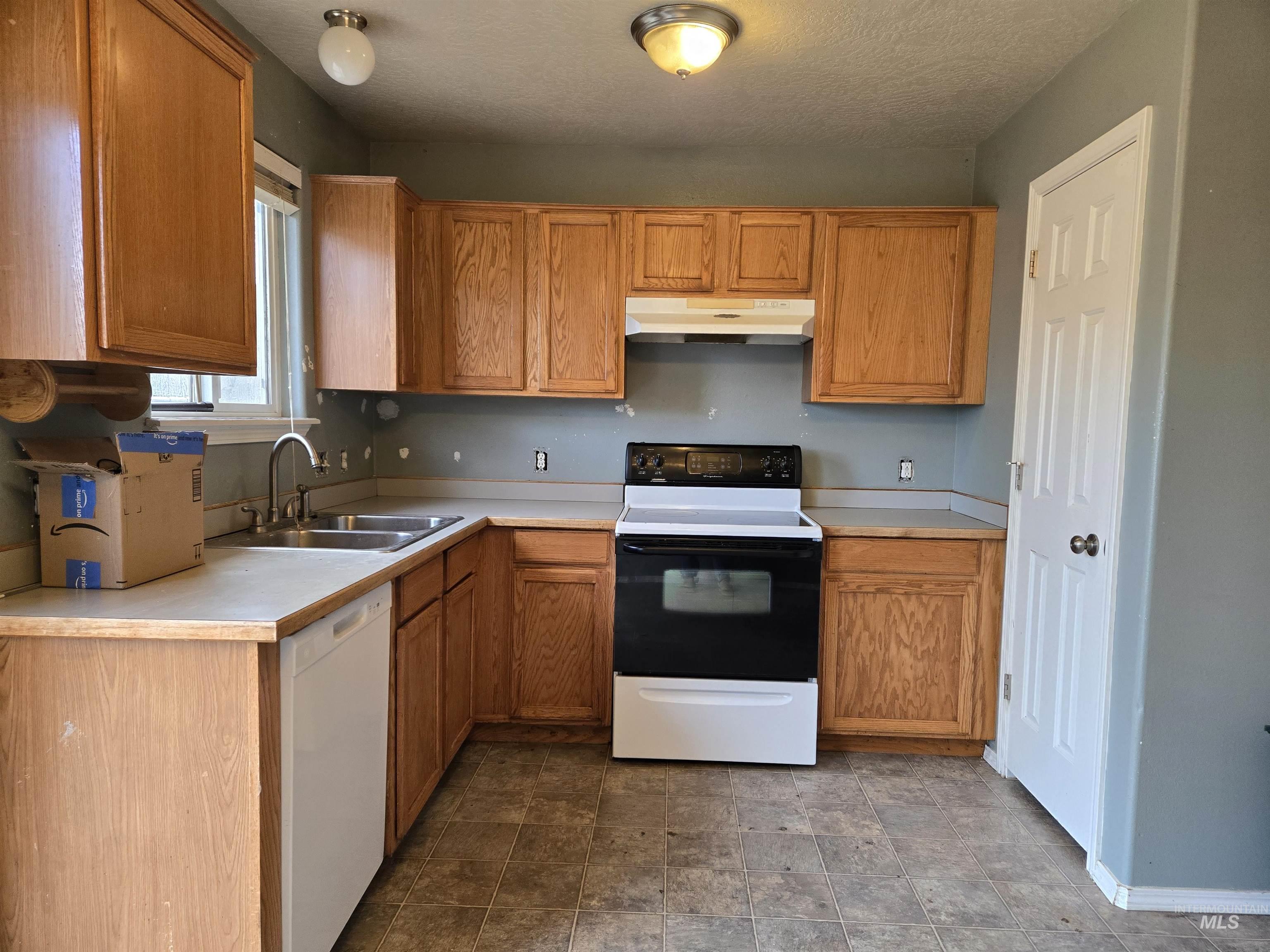 306 Quail Cove. Cr, Fruitland, Idaho 83619, 3 Bedrooms, 2 Bathrooms, Residential For Sale, Price $305,000,MLS 98972544