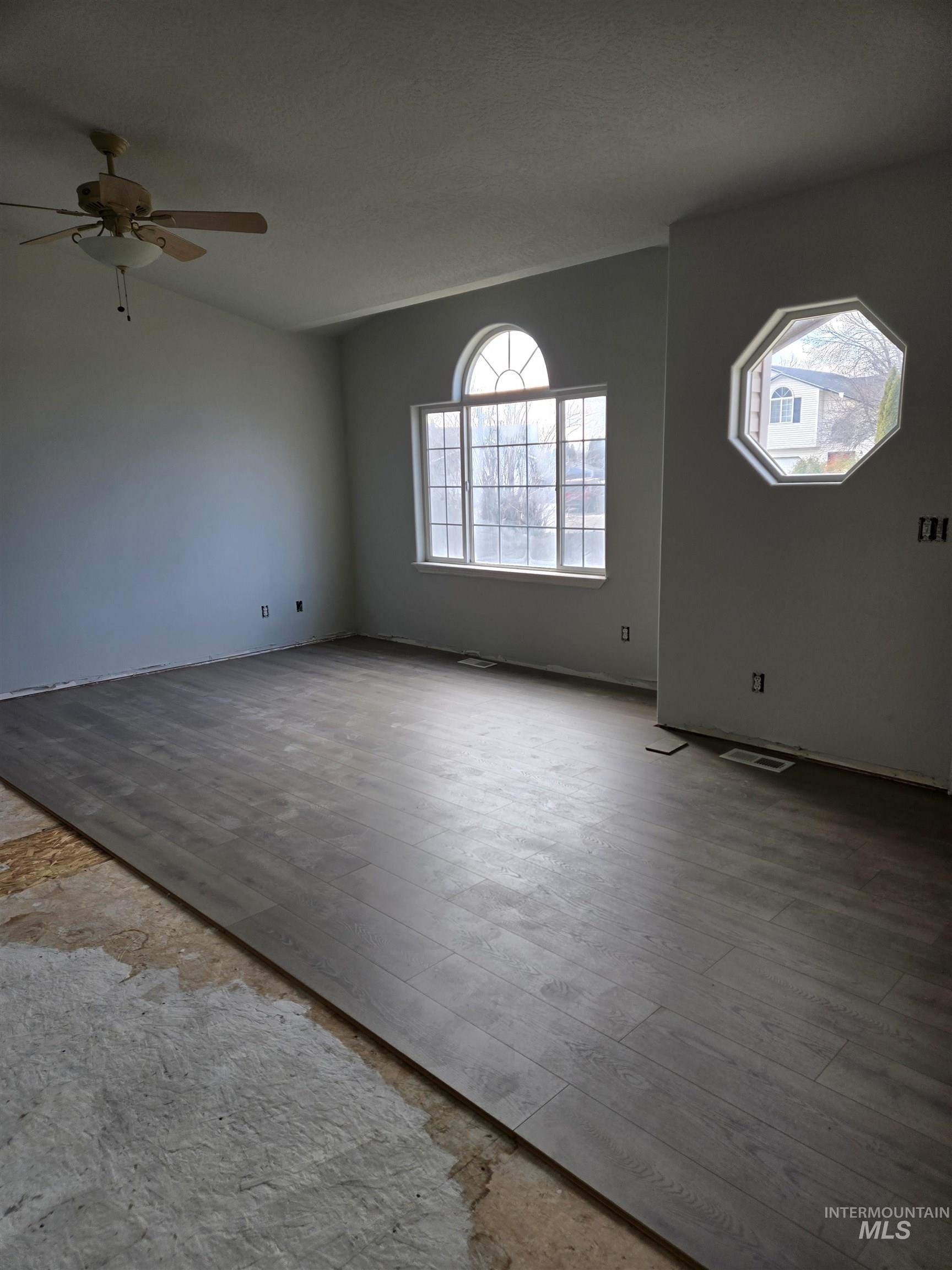 306 Quail Cove. Cr, Fruitland, Idaho 83619, 3 Bedrooms, 2 Bathrooms, Residential For Sale, Price $305,000,MLS 98972544