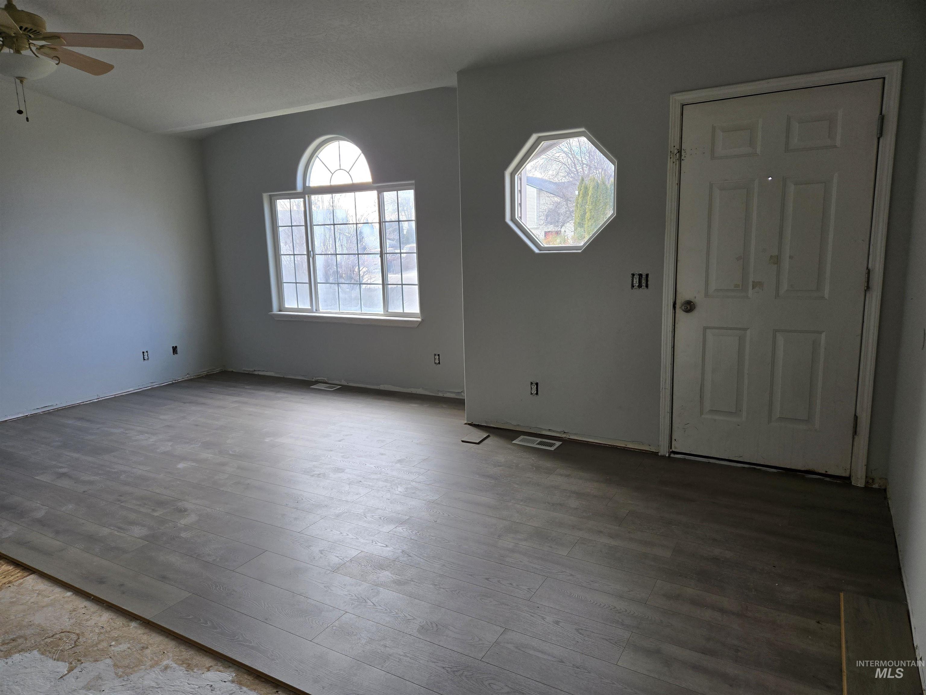 306 Quail Cove. Cr, Fruitland, Idaho 83619, 3 Bedrooms, 2 Bathrooms, Residential For Sale, Price $305,000,MLS 98972544