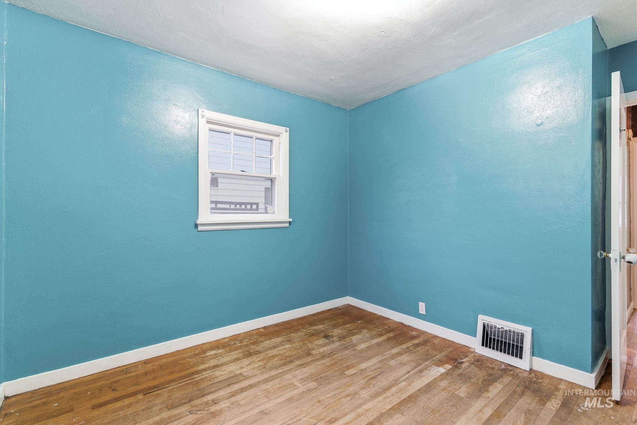 712 17th Ave S, Nampa, Idaho 83651, 2 Bedrooms, 1 Bathroom, Residential For Sale, Price $305,000,MLS 98972560