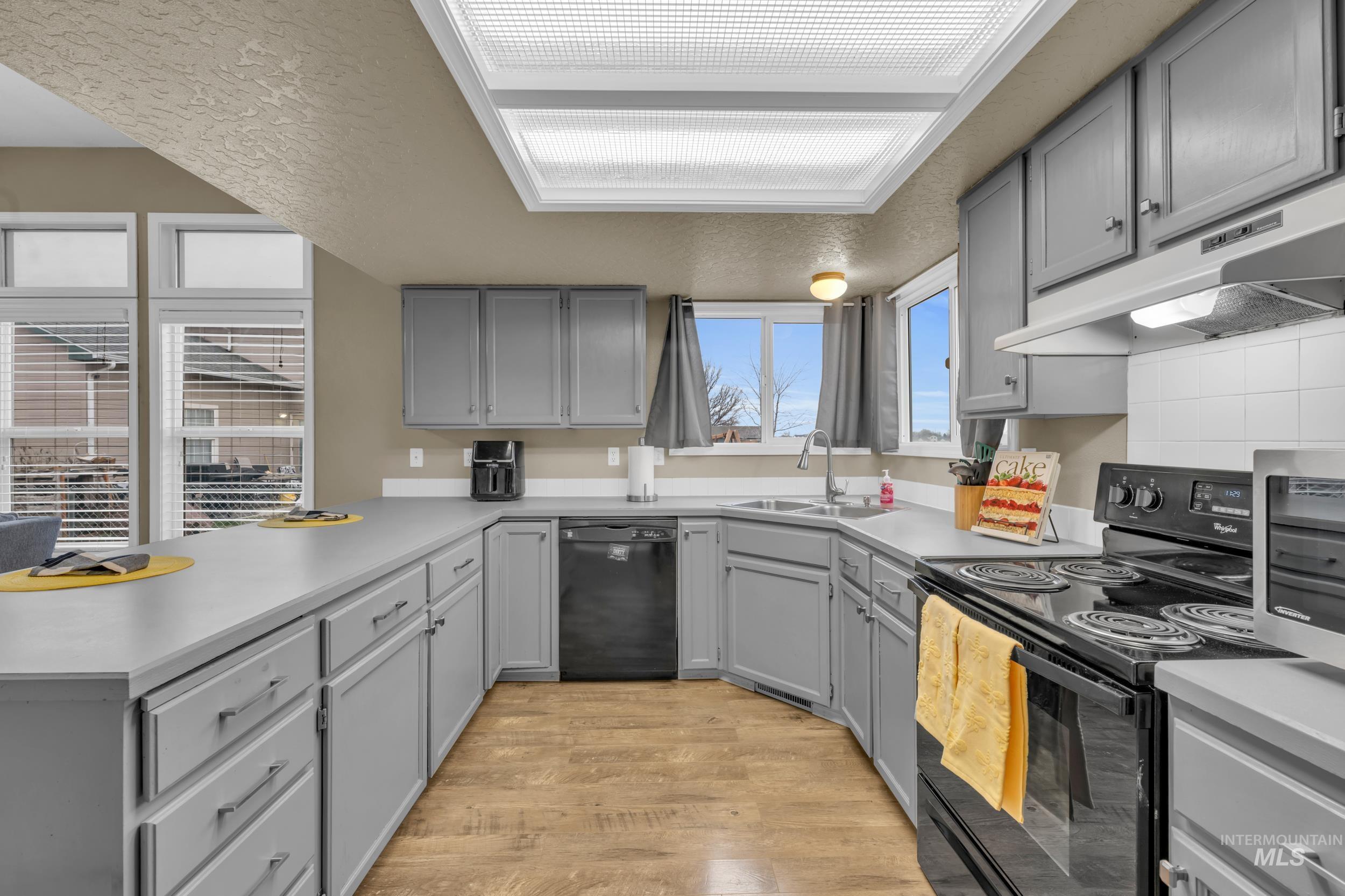 352 S Valley Drive, Nampa, Idaho 83686, 2 Bedrooms, 2 Bathrooms, Residential For Sale, Price $319,900,MLS 98972566