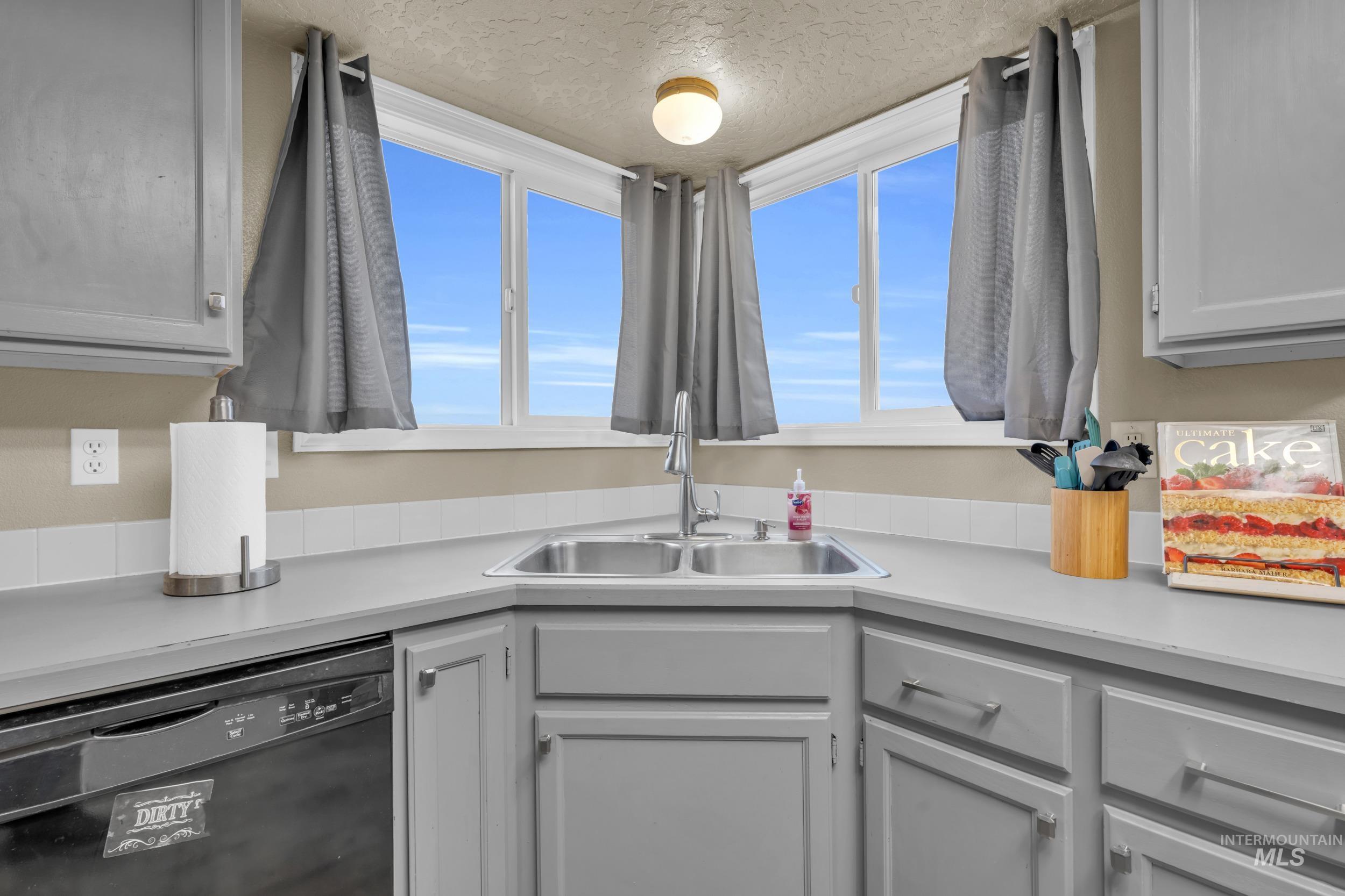 352 S Valley Drive, Nampa, Idaho 83686, 2 Bedrooms, 2 Bathrooms, Residential For Sale, Price $319,900,MLS 98972566