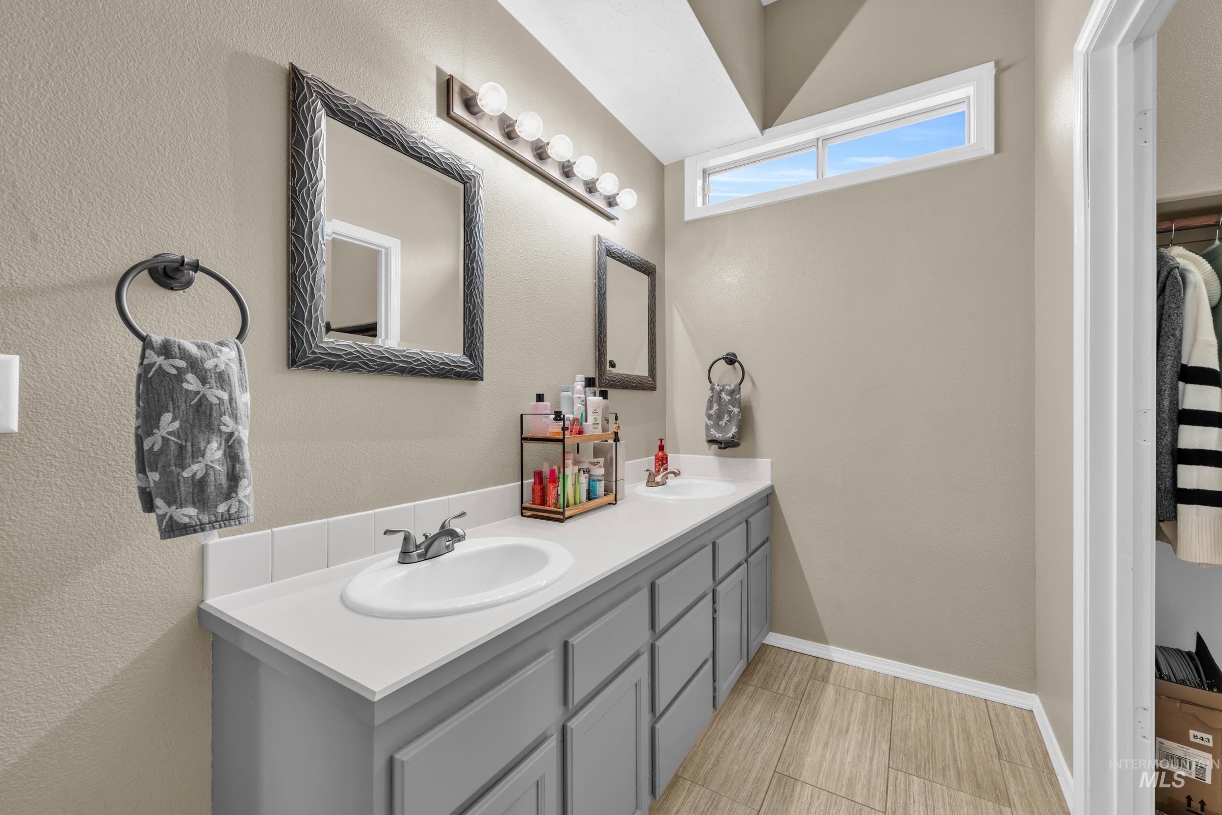 352 S Valley Drive, Nampa, Idaho 83686, 2 Bedrooms, 2 Bathrooms, Residential For Sale, Price $319,900,MLS 98972566