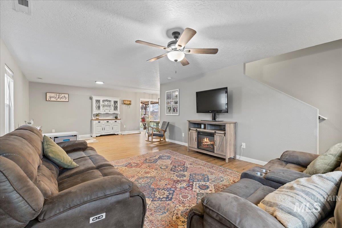 262 E Willowcreek Dr, Middleton, Idaho 83644, 4 Bedrooms, 2.5 Bathrooms, Residential For Sale, Price $410,000,MLS 98972575