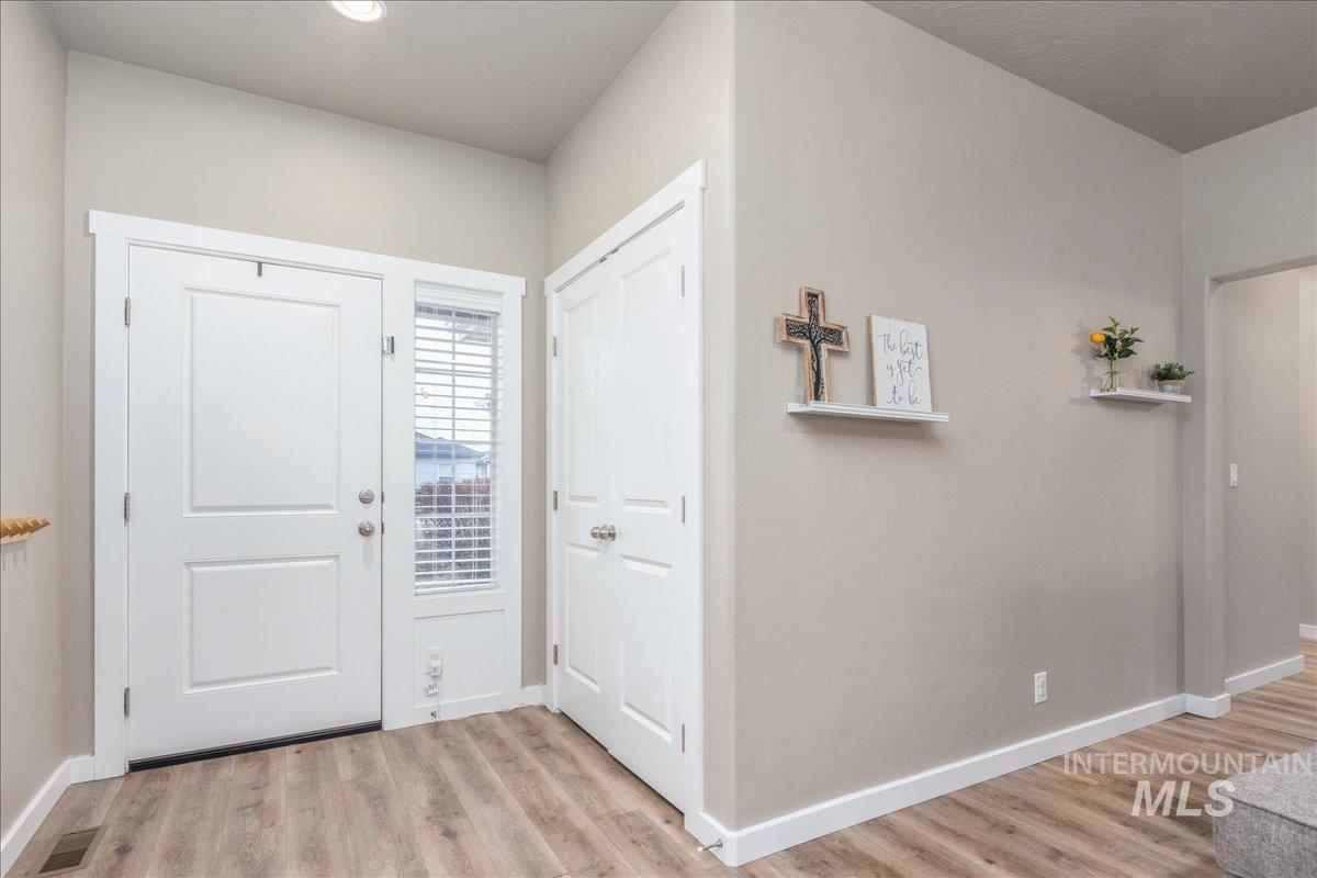 5668 W Old Ranch St, Boise, Idaho 83714, 3 Bedrooms, 2 Bathrooms, Residential For Sale, Price $469,000,MLS 98972577