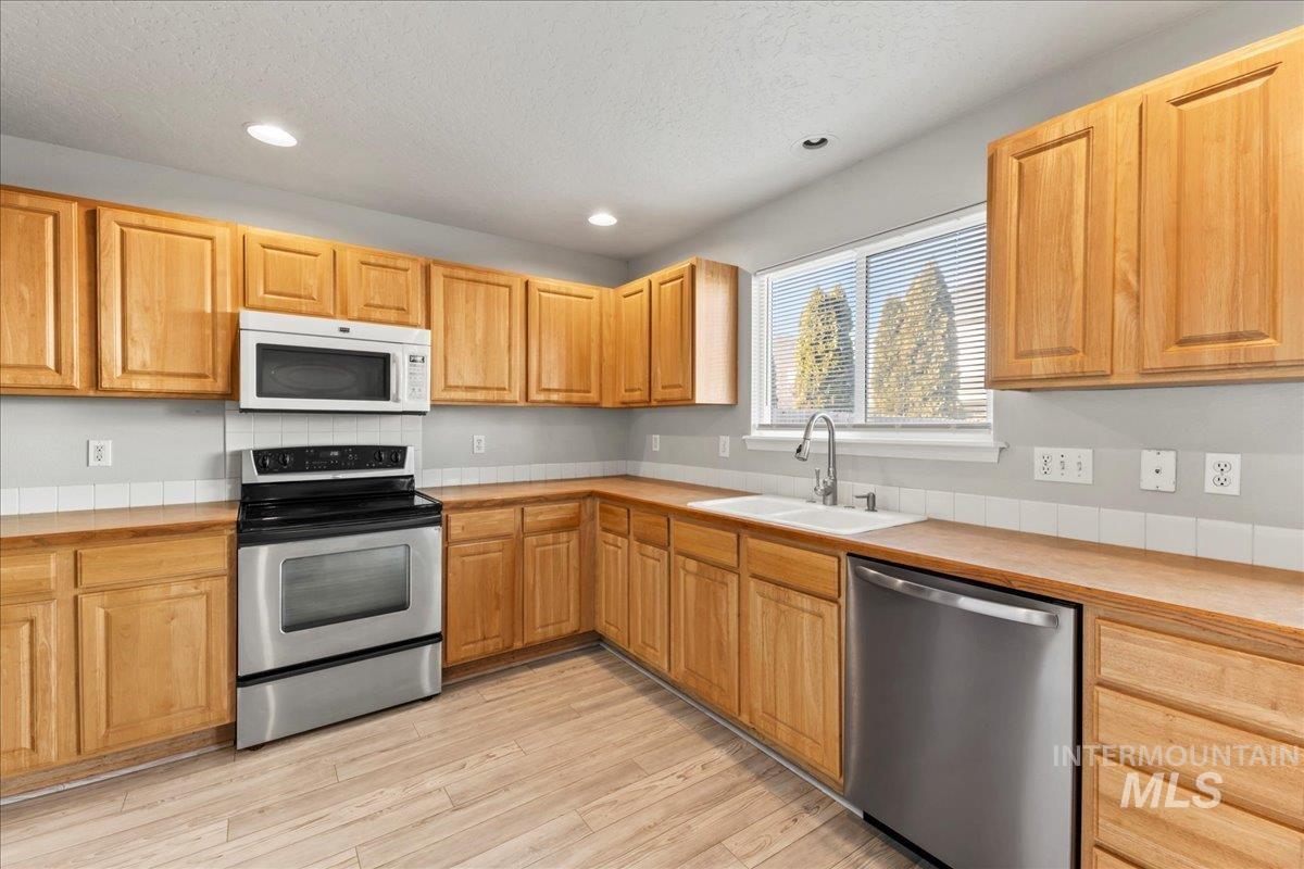 9168 W Lillywood Dr, Boise, Idaho 83709, 4 Bedrooms, 2.5 Bathrooms, Residential For Sale, Price $425,000,MLS 98972582