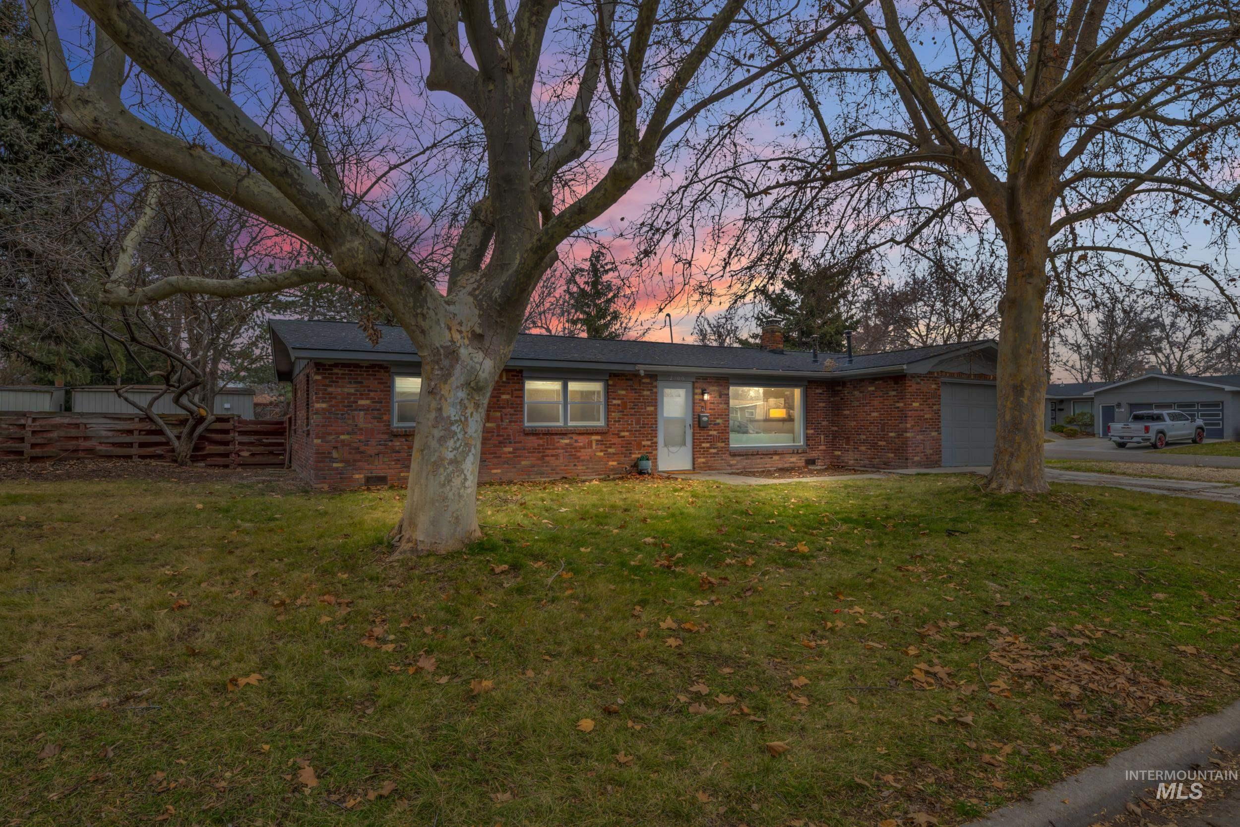 2908 S Meadowbrook, Boise, Idaho 83705-4640, 3 Bedrooms, 1.5 Bathrooms, Residential For Sale, Price $450,000,MLS 98972587