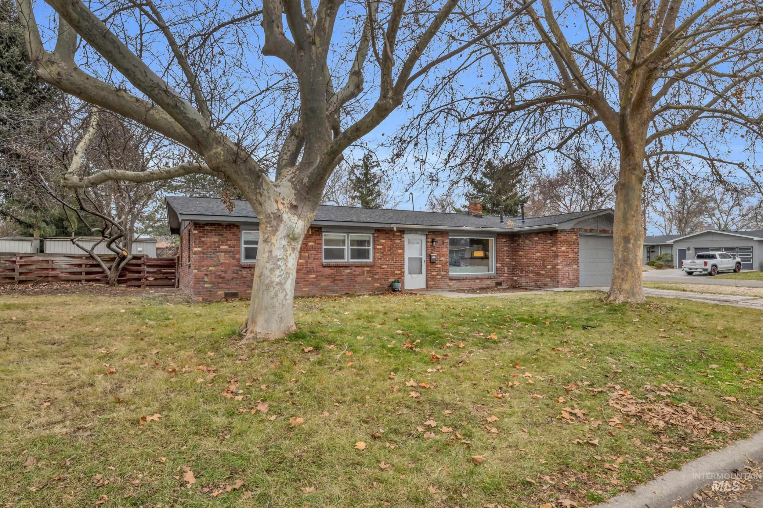 2908 S Meadowbrook, Boise, Idaho 83705-4640, 3 Bedrooms, 1.5 Bathrooms, Residential For Sale, Price $450,000,MLS 98972587