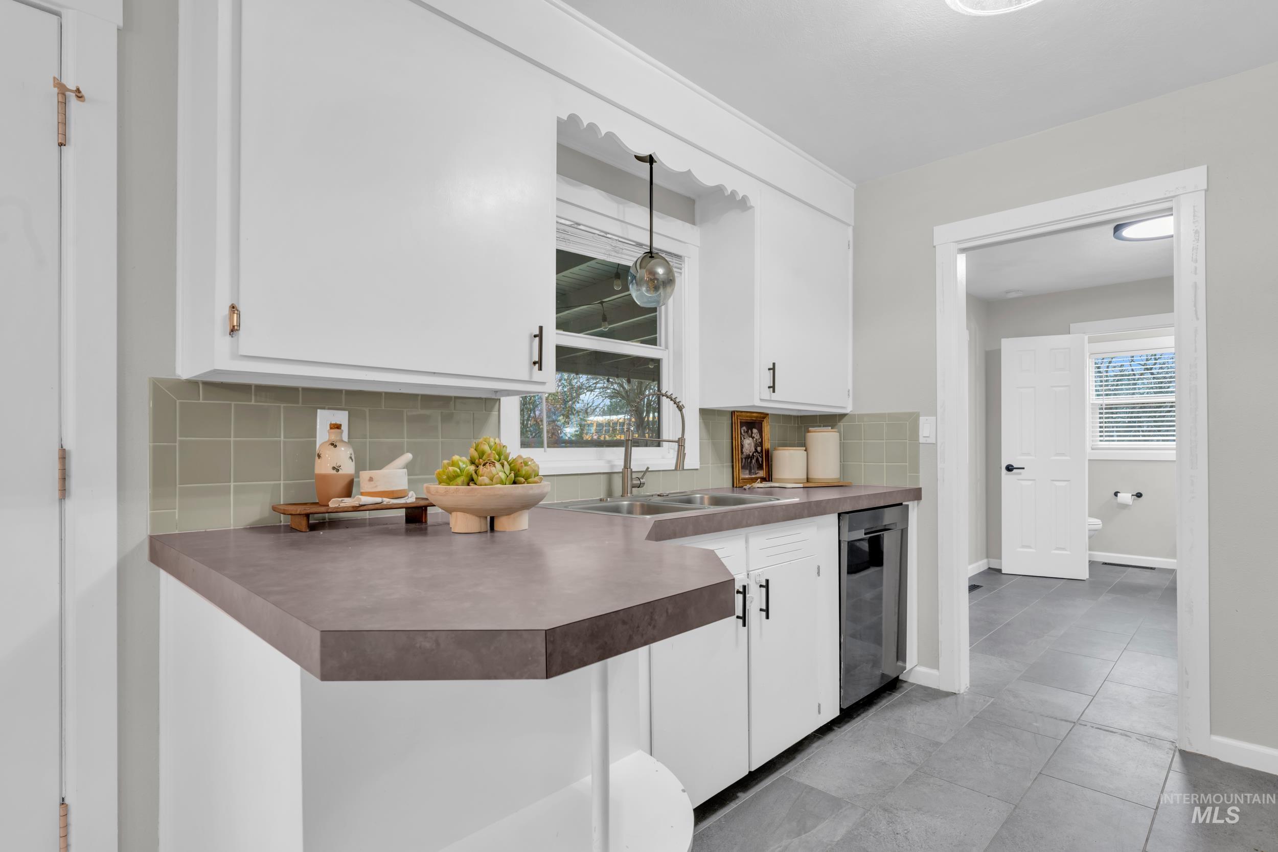 2908 S Meadowbrook, Boise, Idaho 83705-4640, 3 Bedrooms, 1.5 Bathrooms, Residential For Sale, Price $450,000,MLS 98972587