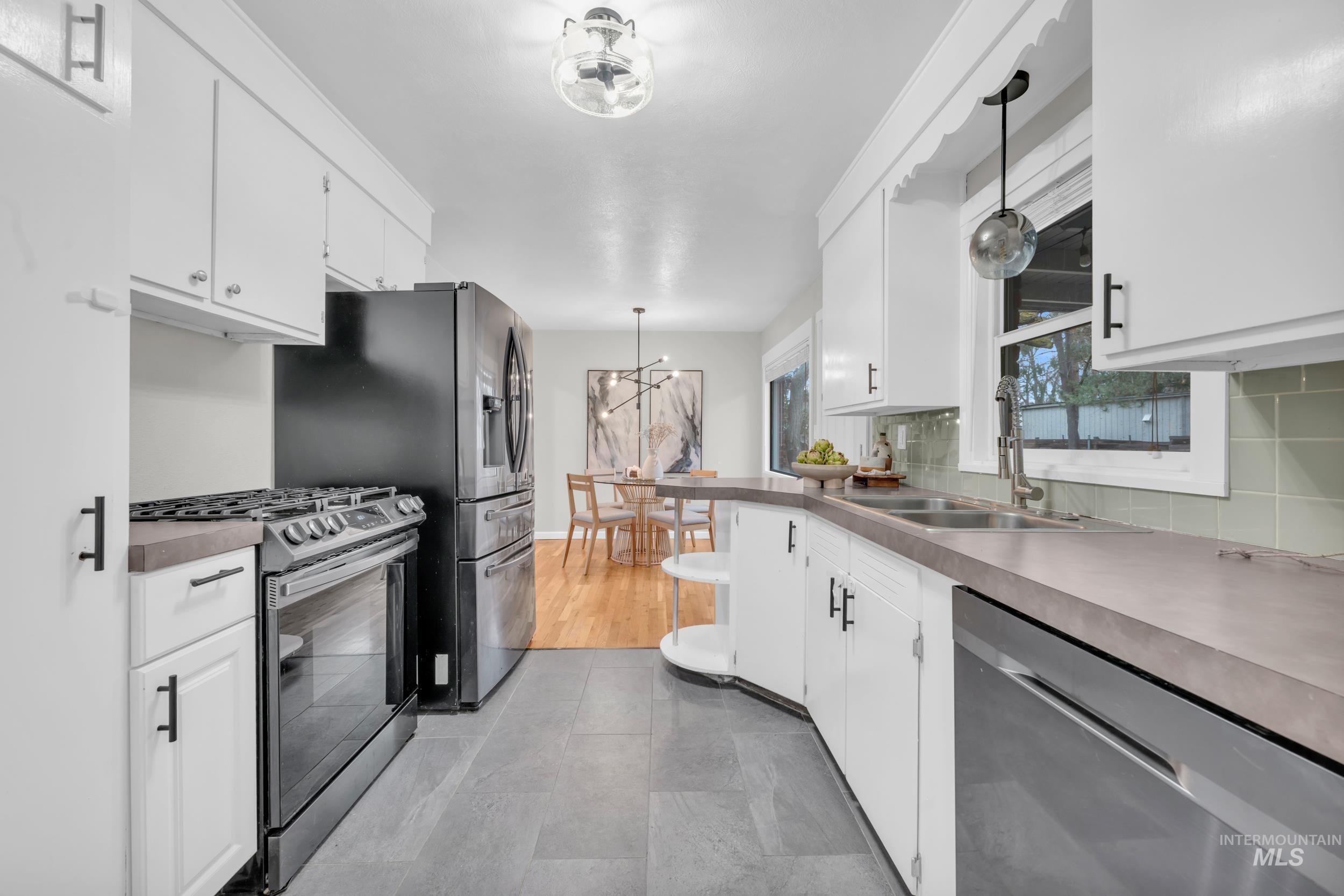 2908 S Meadowbrook, Boise, Idaho 83705-4640, 3 Bedrooms, 1.5 Bathrooms, Residential For Sale, Price $450,000,MLS 98972587