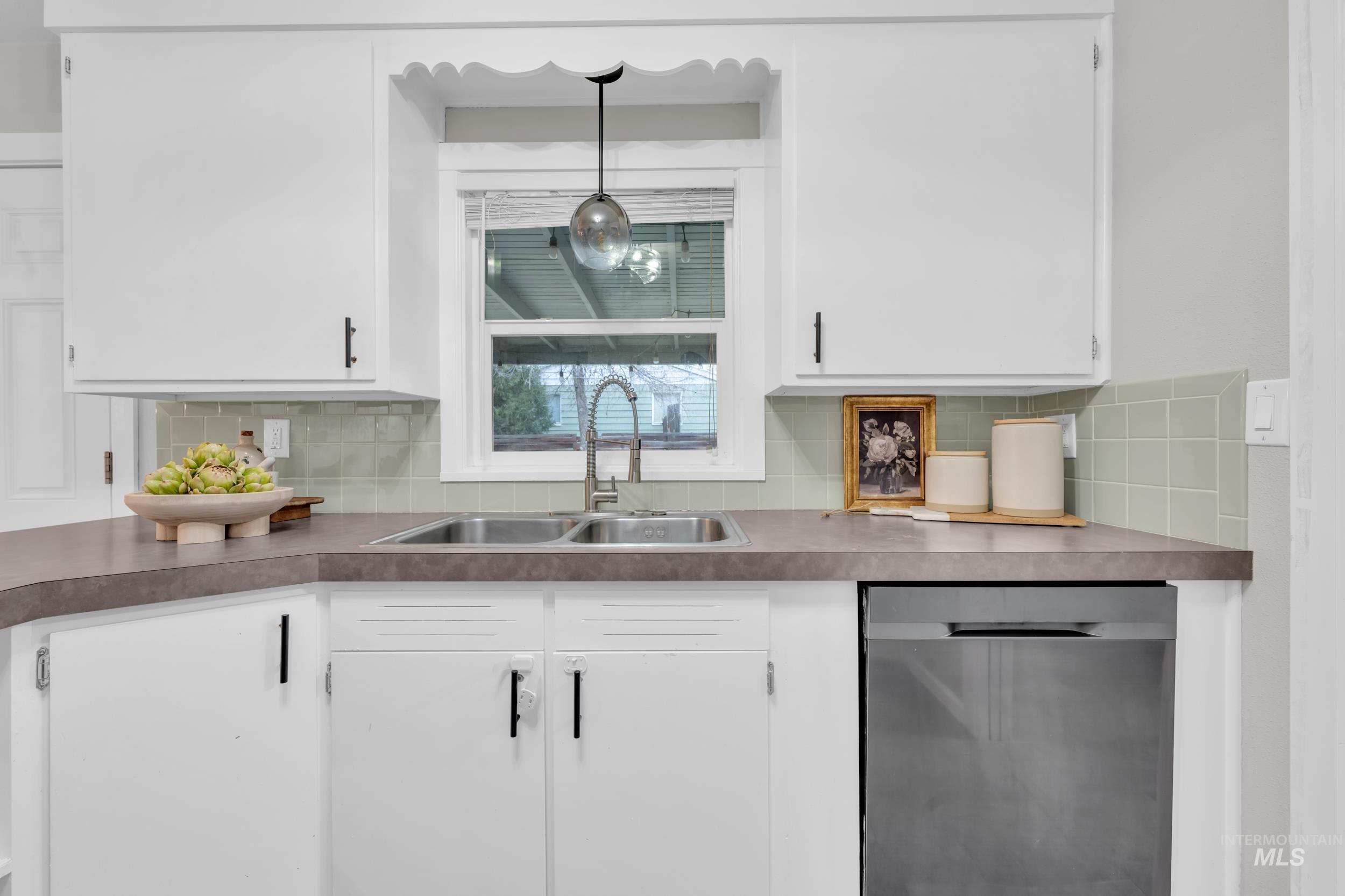 2908 S Meadowbrook, Boise, Idaho 83705-4640, 3 Bedrooms, 1.5 Bathrooms, Residential For Sale, Price $450,000,MLS 98972587