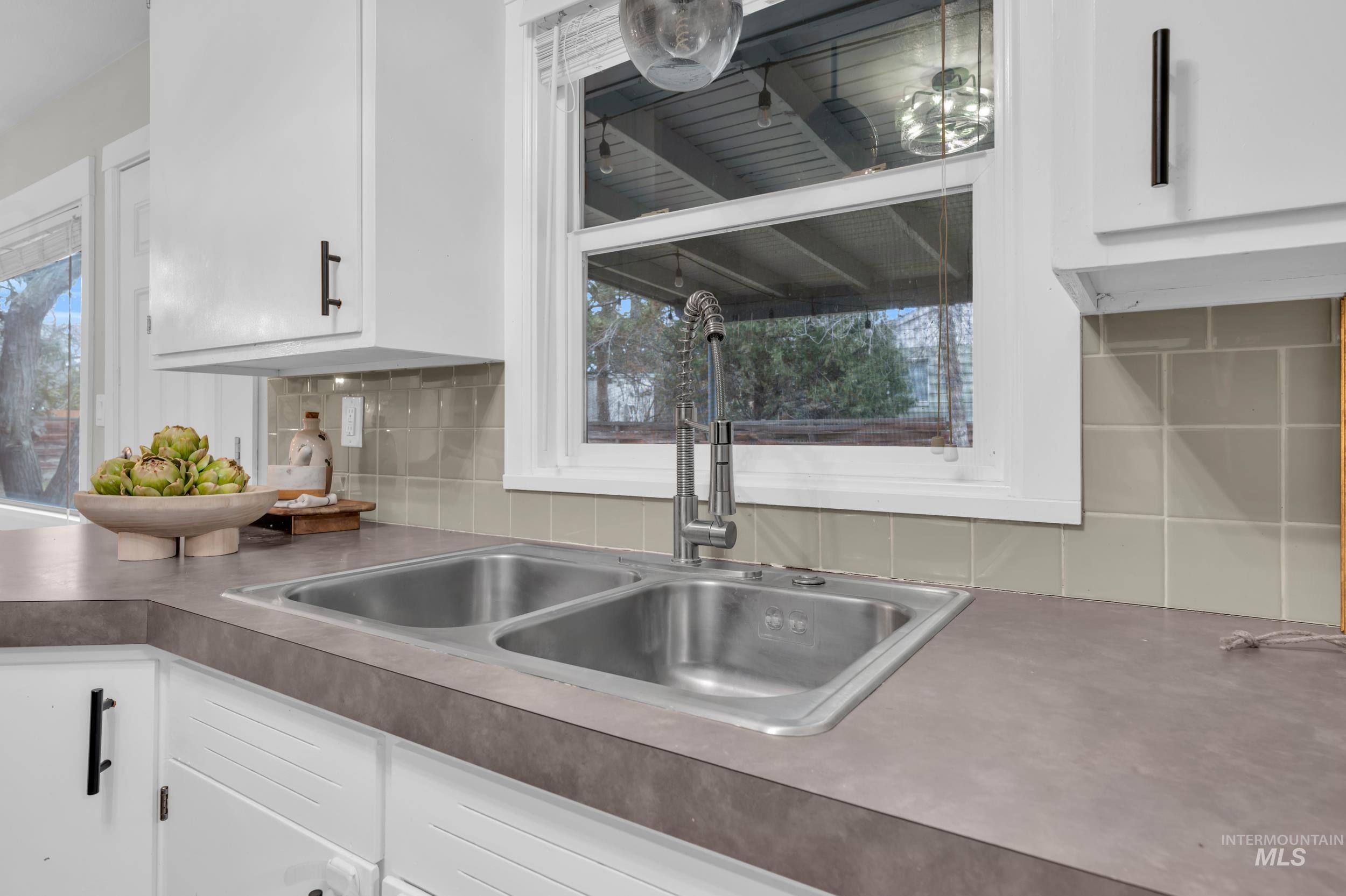 2908 S Meadowbrook, Boise, Idaho 83705-4640, 3 Bedrooms, 1.5 Bathrooms, Residential For Sale, Price $450,000,MLS 98972587