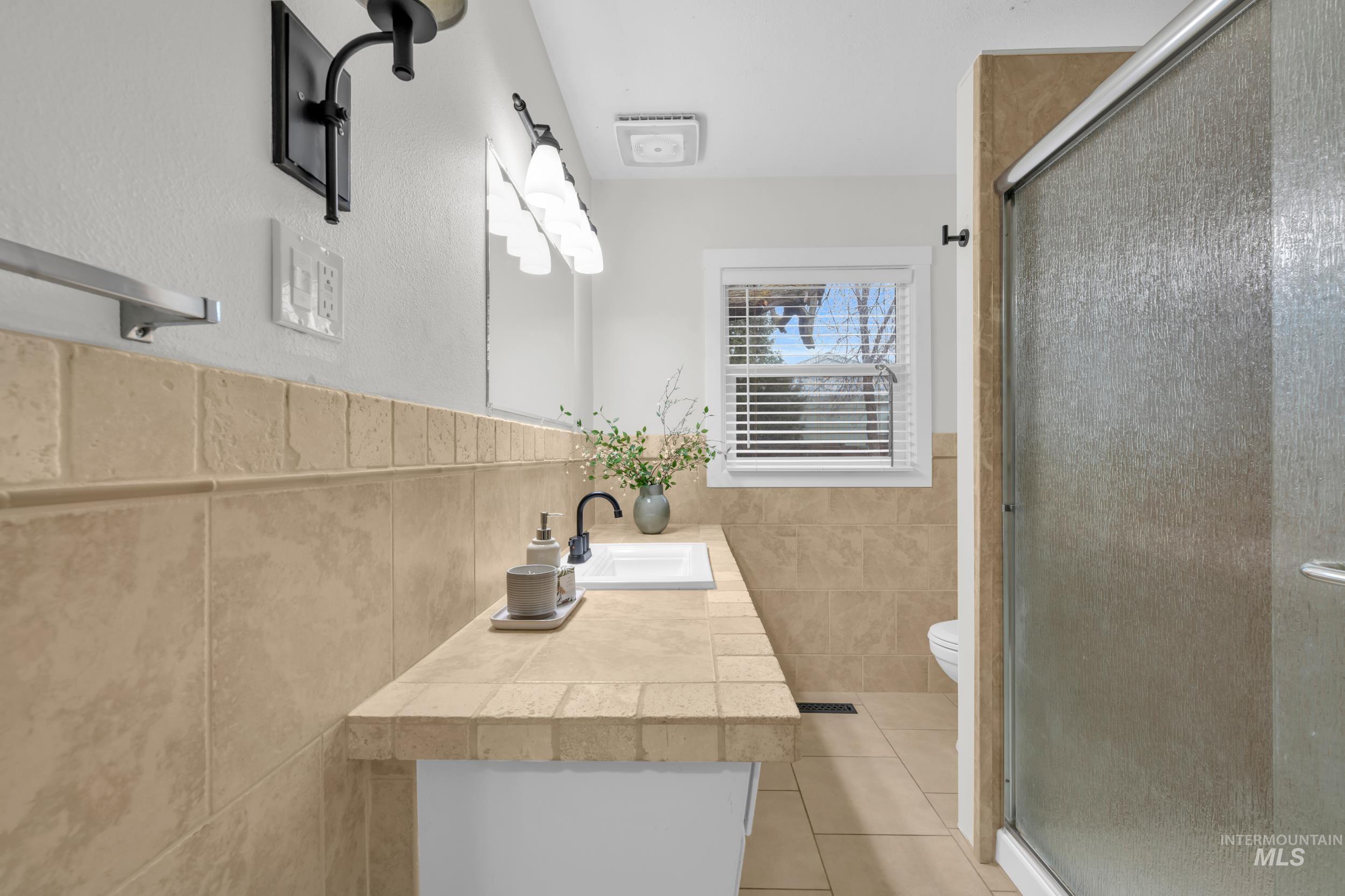 2908 S Meadowbrook, Boise, Idaho 83705-4640, 3 Bedrooms, 1.5 Bathrooms, Residential For Sale, Price $450,000,MLS 98972587