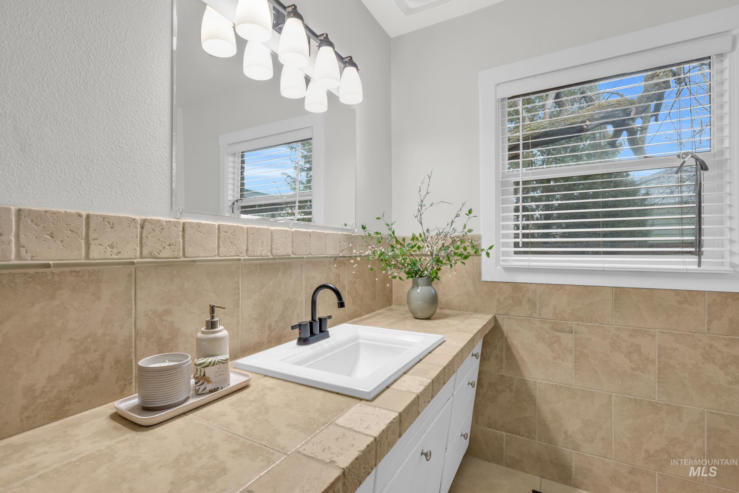 2908 S Meadowbrook, Boise, Idaho 83705-4640, 3 Bedrooms, 1.5 Bathrooms, Residential For Sale, Price $450,000,MLS 98972587