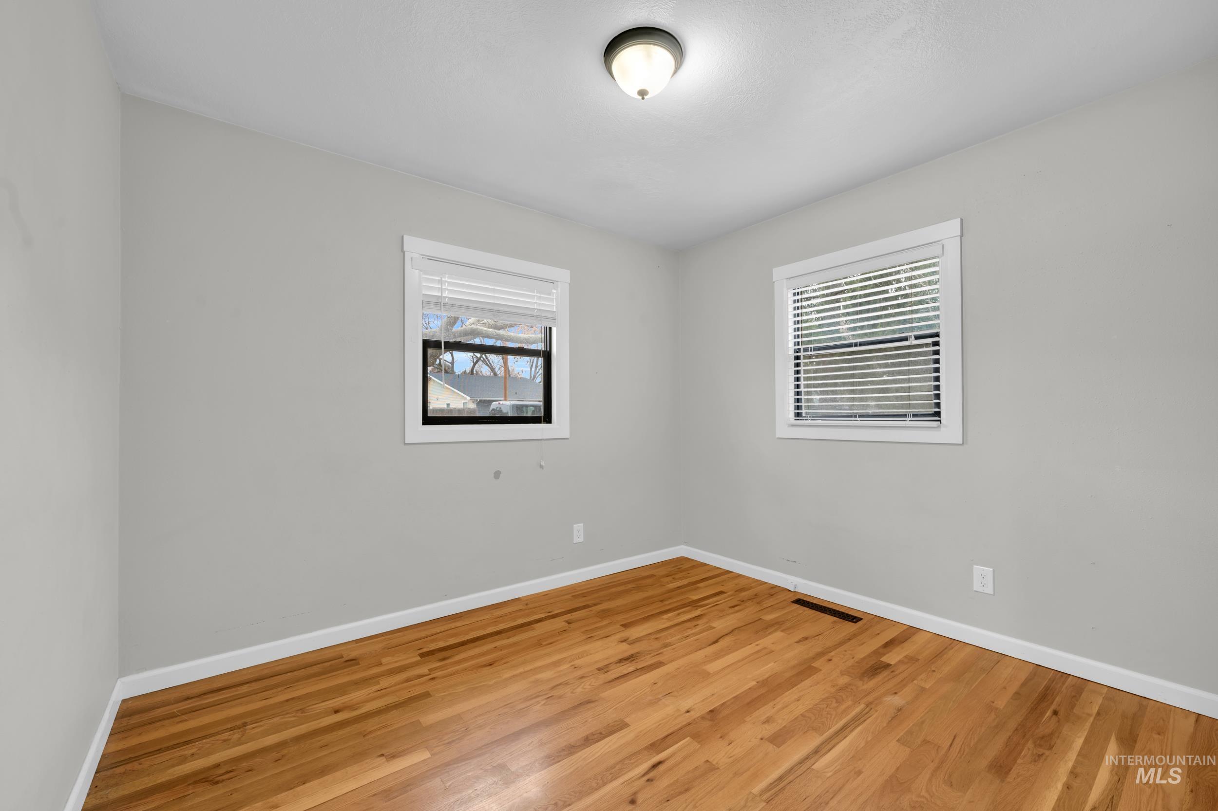 2908 S Meadowbrook, Boise, Idaho 83705-4640, 3 Bedrooms, 1.5 Bathrooms, Residential For Sale, Price $450,000,MLS 98972587