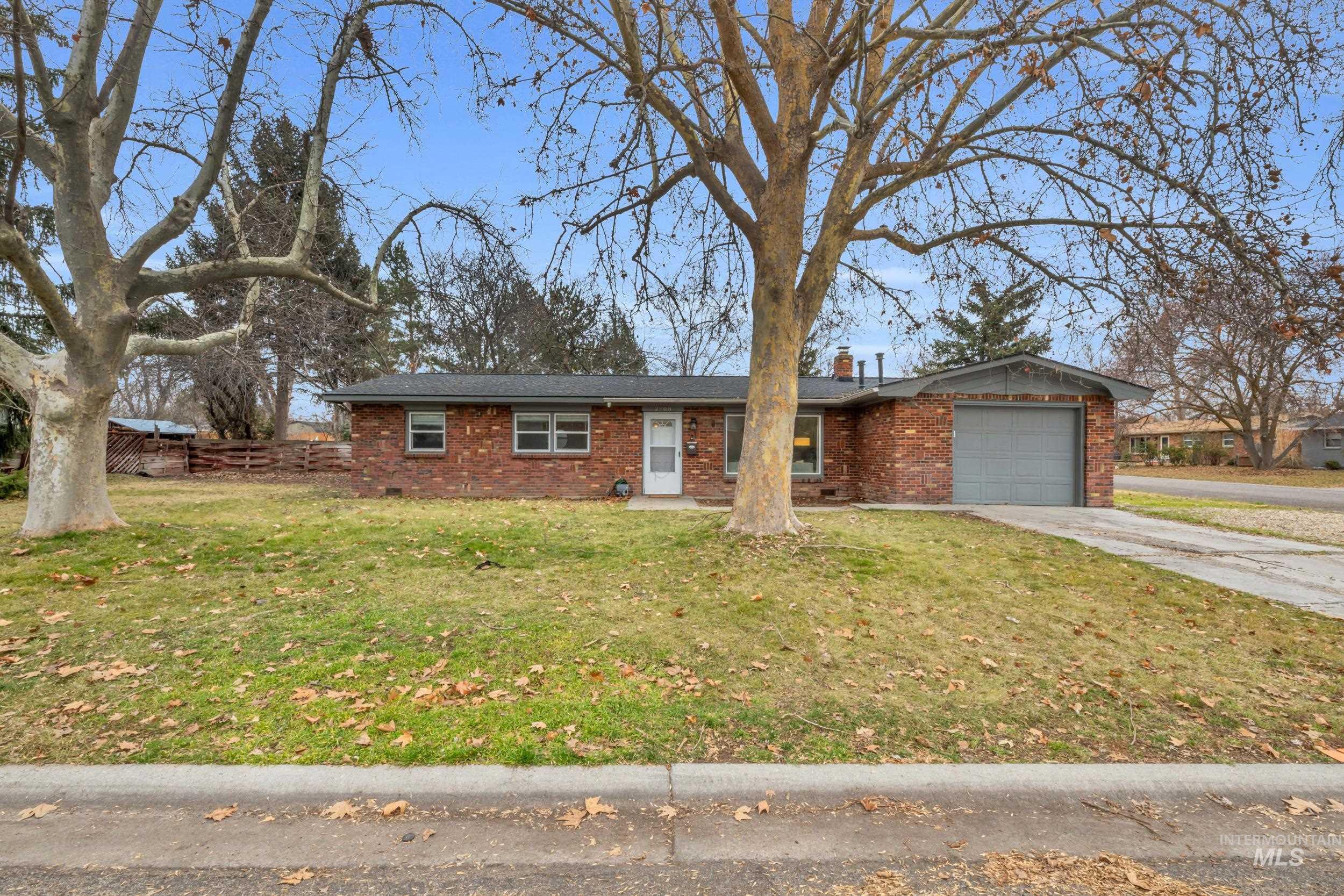 2908 S Meadowbrook, Boise, Idaho 83705-4640, 3 Bedrooms, 1.5 Bathrooms, Residential For Sale, Price $450,000,MLS 98972587