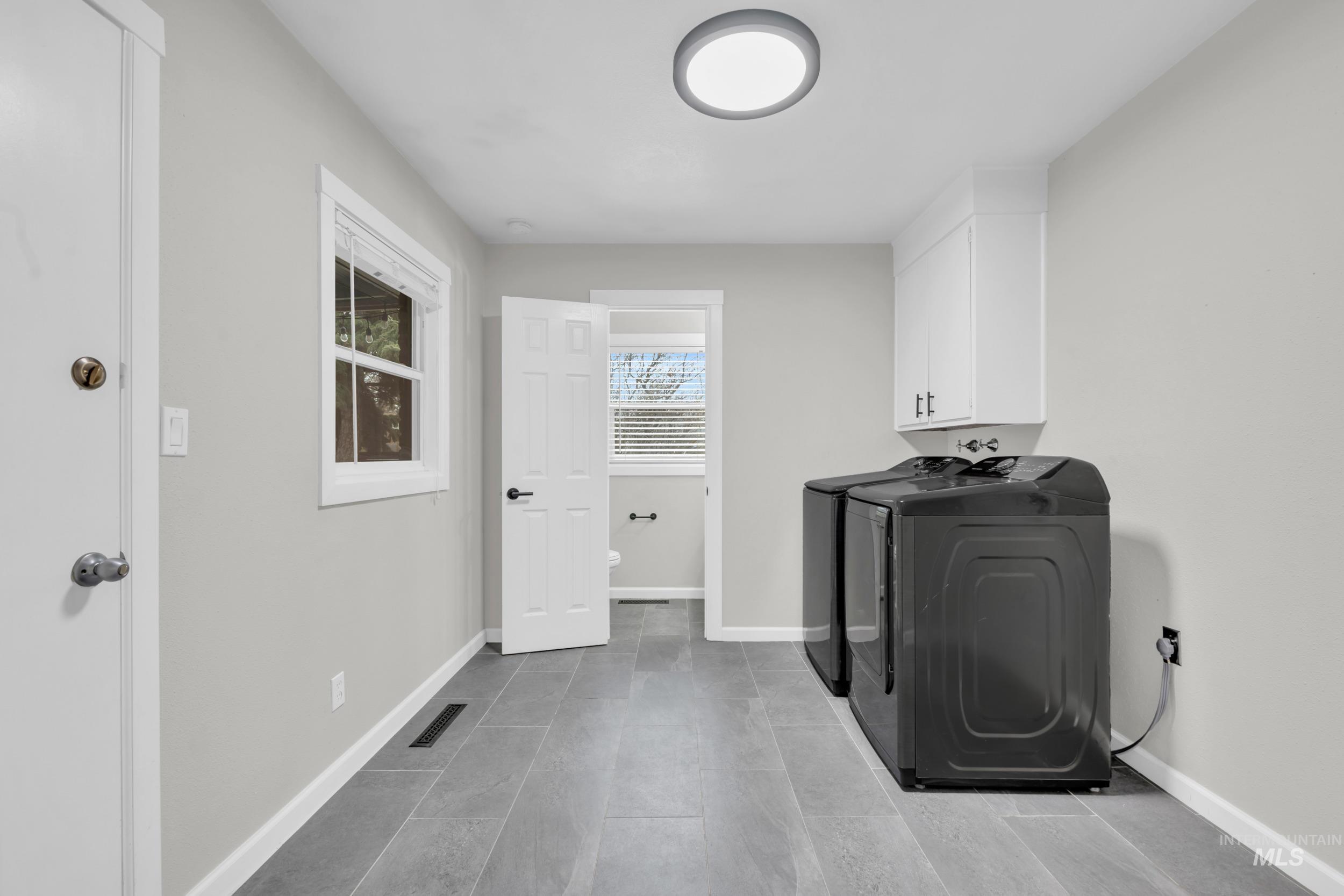 2908 S Meadowbrook, Boise, Idaho 83705-4640, 3 Bedrooms, 1.5 Bathrooms, Residential For Sale, Price $450,000,MLS 98972587