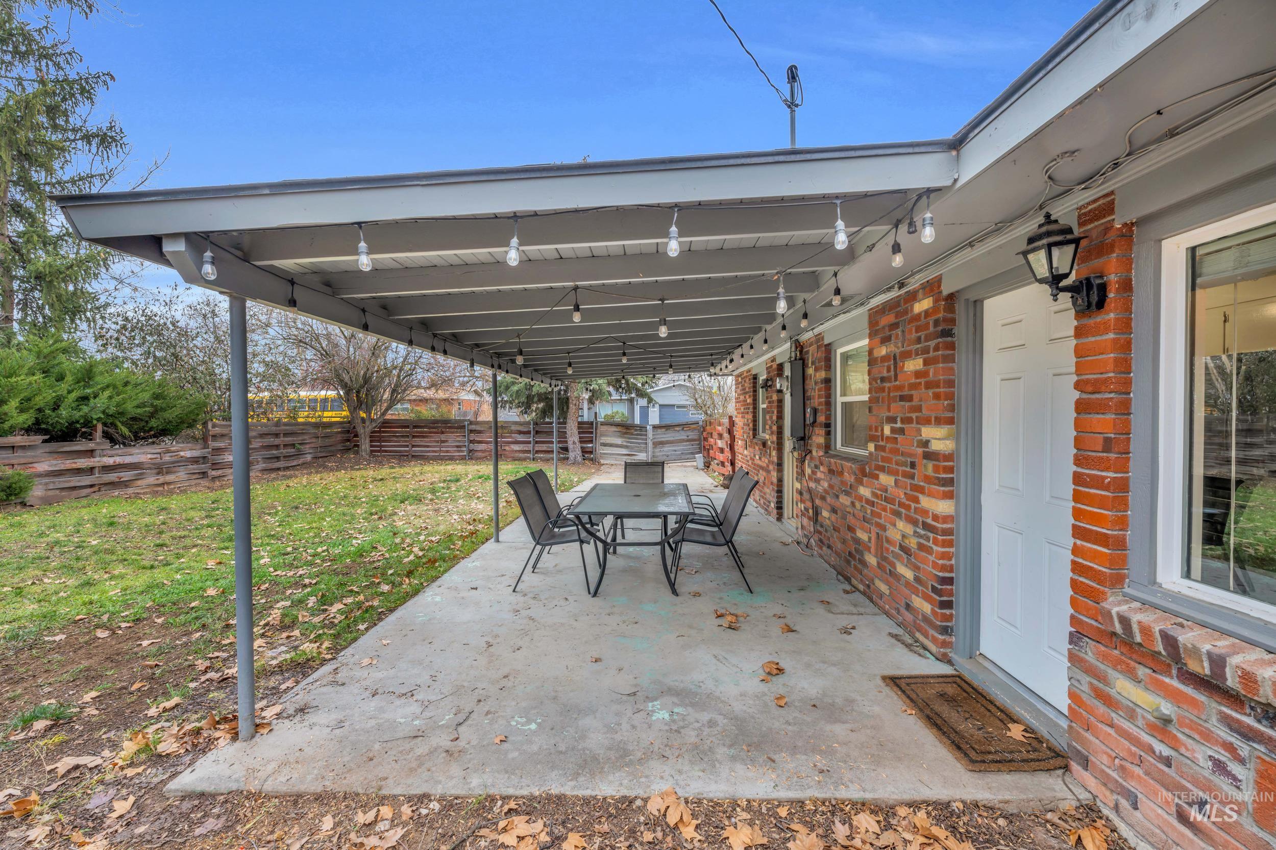 2908 S Meadowbrook, Boise, Idaho 83705-4640, 3 Bedrooms, 1.5 Bathrooms, Residential For Sale, Price $450,000,MLS 98972587