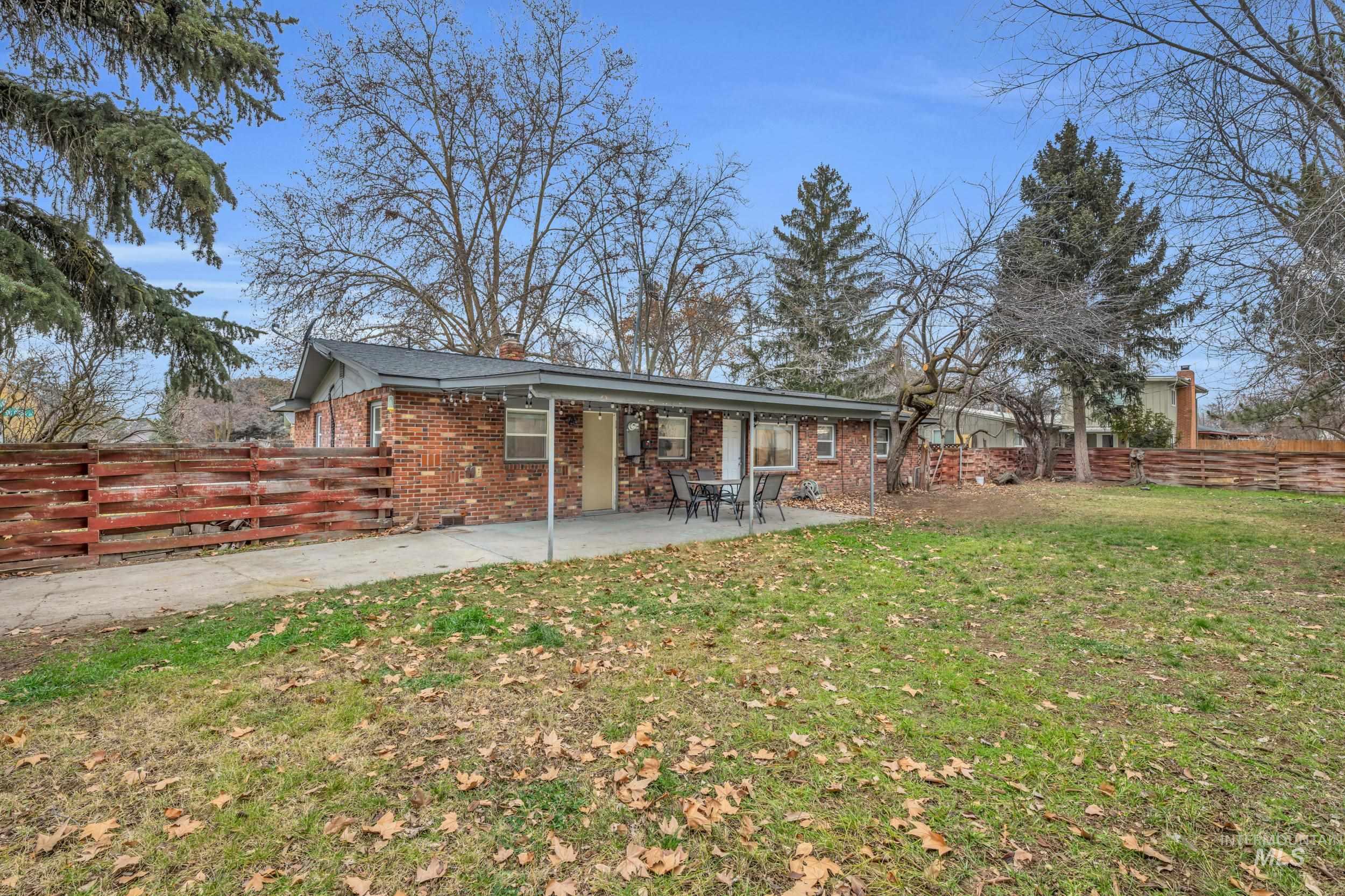 2908 S Meadowbrook, Boise, Idaho 83705-4640, 3 Bedrooms, 1.5 Bathrooms, Residential For Sale, Price $450,000,MLS 98972587