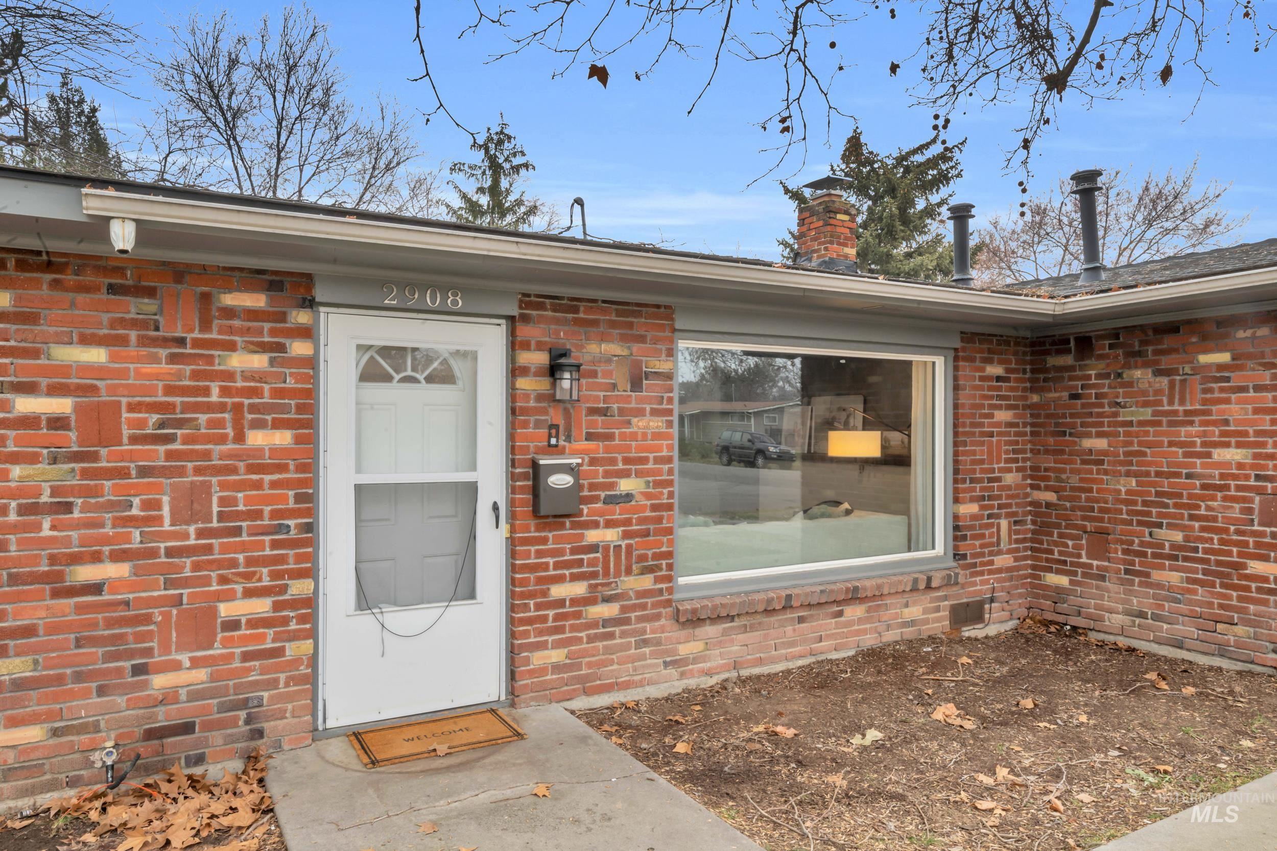 2908 S Meadowbrook, Boise, Idaho 83705-4640, 3 Bedrooms, 1.5 Bathrooms, Residential For Sale, Price $450,000,MLS 98972587